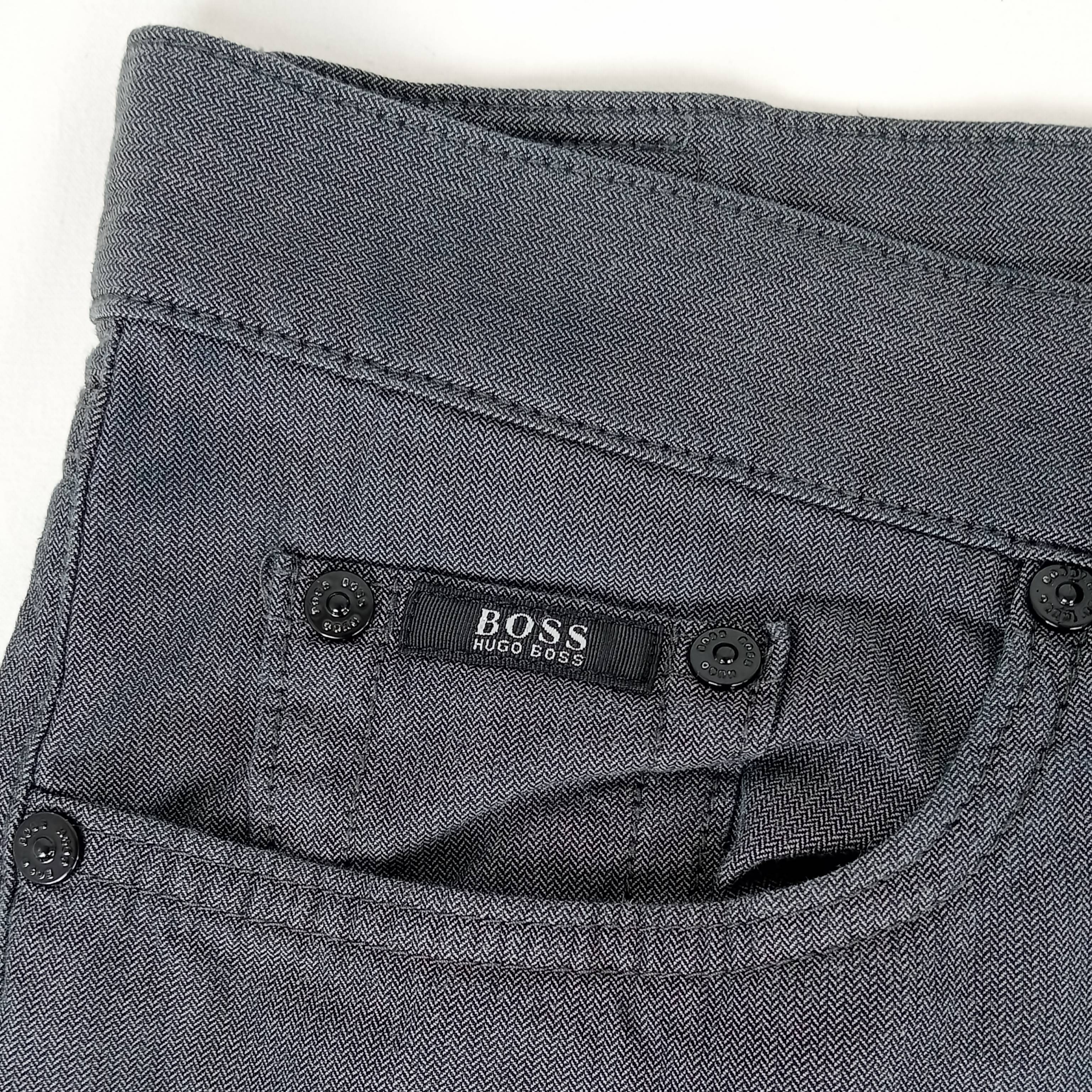 Voir photo 5 de Pantalon - homme - marque Hugo Boss - coupe longue - couleur gris - taille 5XL (52) Pantalon - homme - marque Hugo Boss - coupe longue - couleur gris - taille 5XL (52) Très bon état reconditionné photo 5