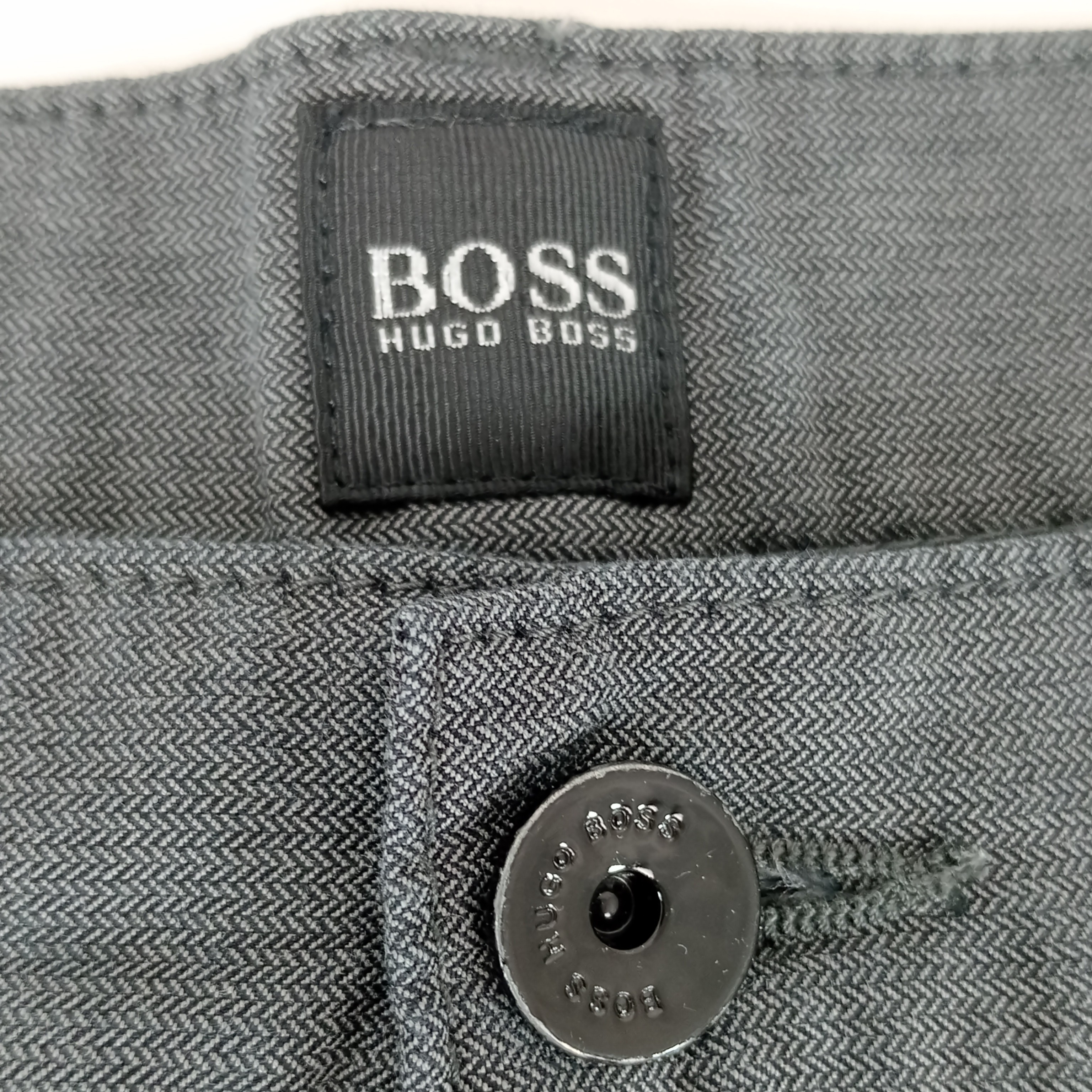 Voir photo 6 de Pantalon - homme - marque Hugo Boss - coupe longue - couleur gris - taille 5XL (52) Pantalon - homme - marque Hugo Boss - coupe longue - couleur gris - taille 5XL (52) Très bon état reconditionné photo 6