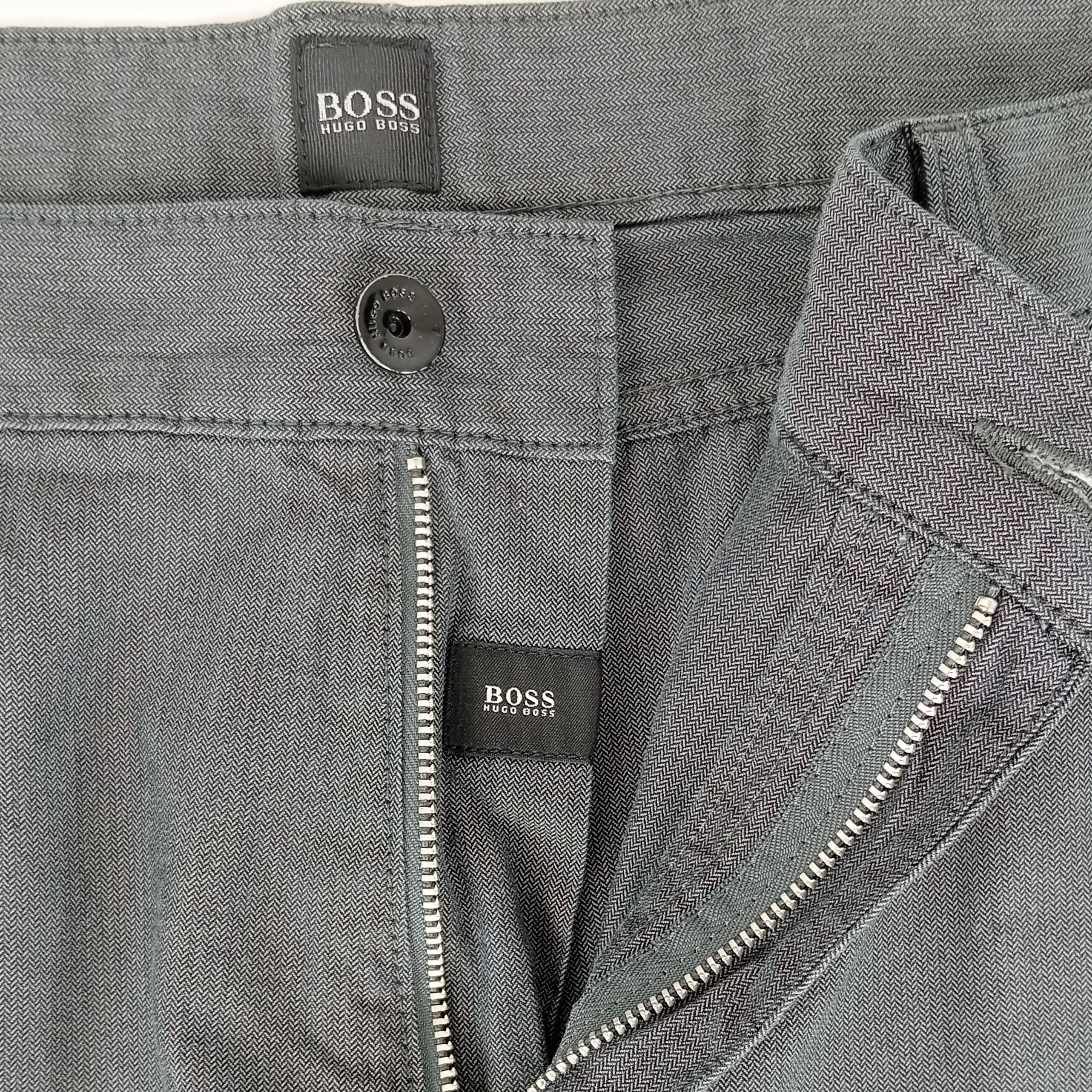 Voir photo 7 de Pantalon - homme - marque Hugo Boss - coupe longue - couleur gris - taille 5XL (52) Pantalon - homme - marque Hugo Boss - coupe longue - couleur gris - taille 5XL (52) Très bon état reconditionné photo 7