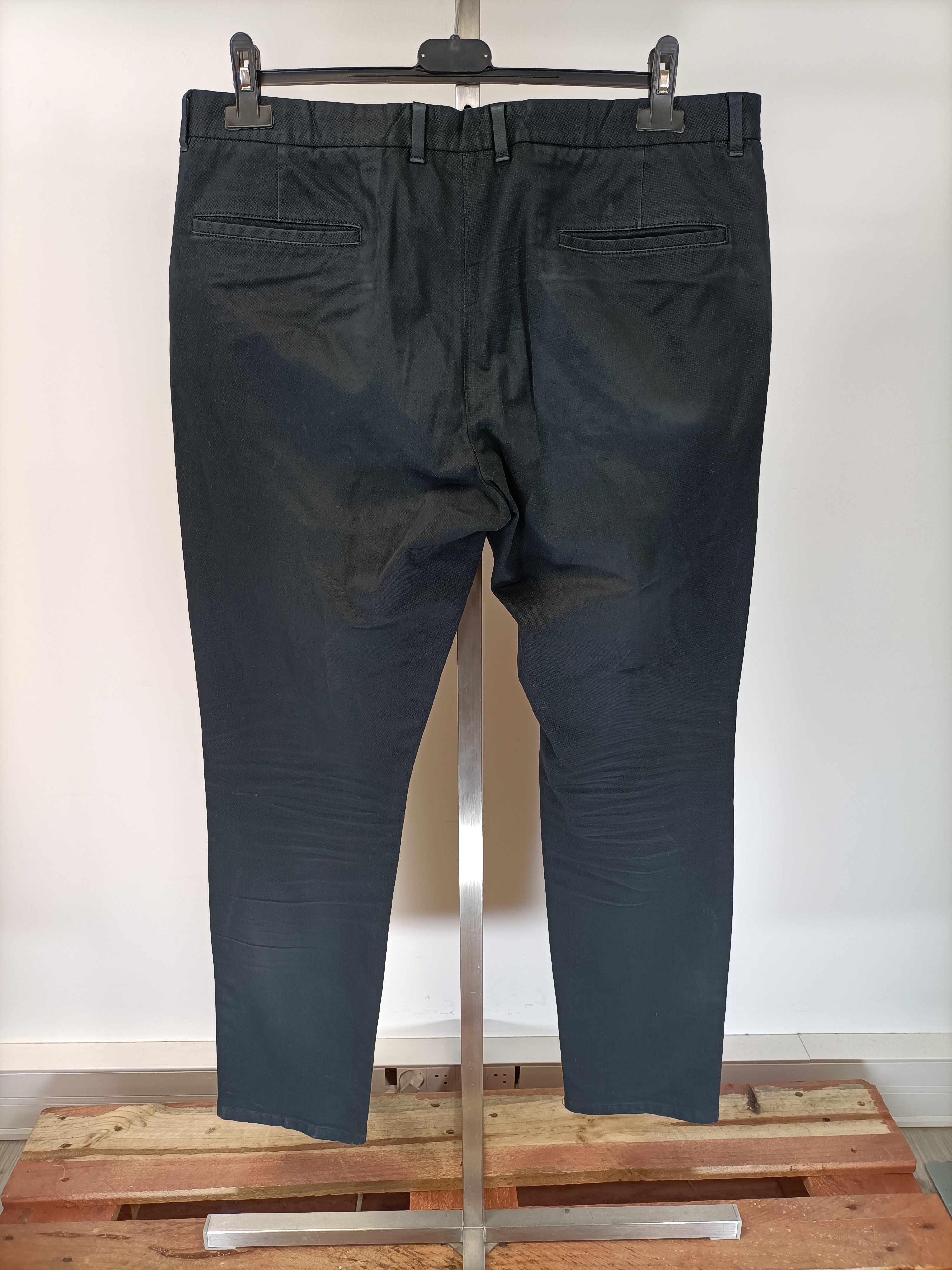 Voir photo 2 de Pantalon Hugo Boss noir coupe droite slim casual taille 52 Pantalon Hugo Boss noir coupe droite slim casual taille 52 Bon état reconditionné photo 2