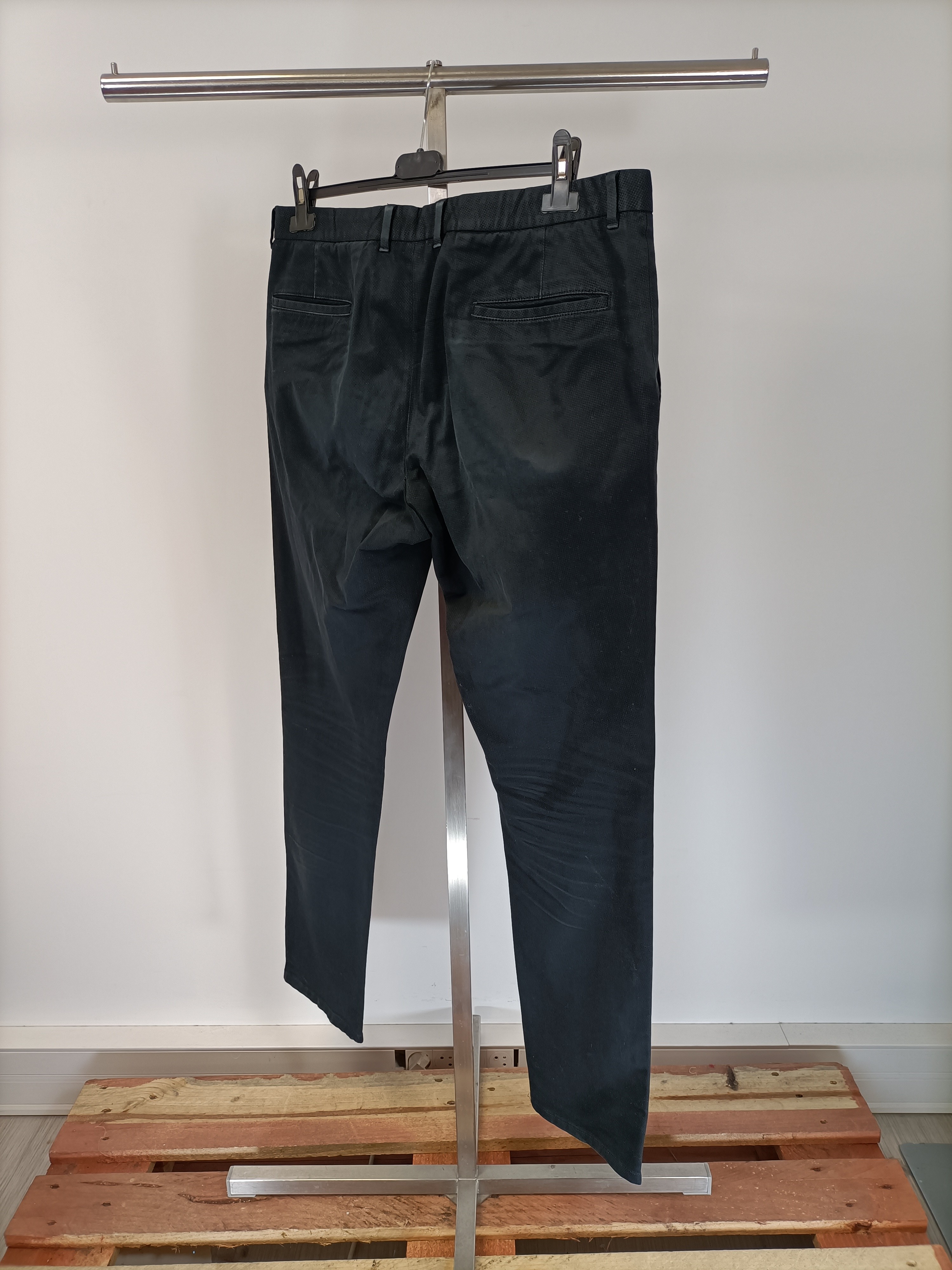 Voir photo 3 de Pantalon Hugo Boss noir coupe droite slim casual taille 52 Pantalon Hugo Boss noir coupe droite slim casual taille 52 Bon état reconditionné photo 3