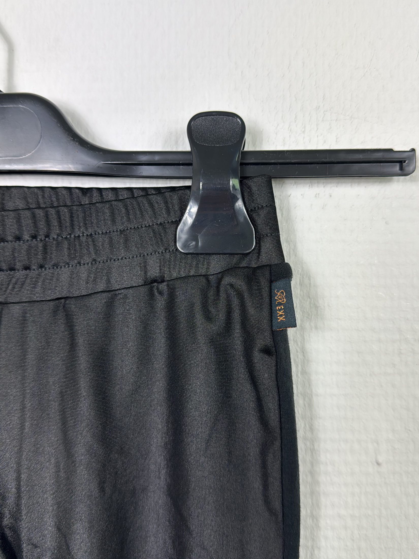 Voir photo 2 de Pantalon jogging noir Mexx 8 ans Confortable et décontracté Pantalon jogging noir Mexx 8 ans Confortable et décontracté Très bon état reconditionné photo 2