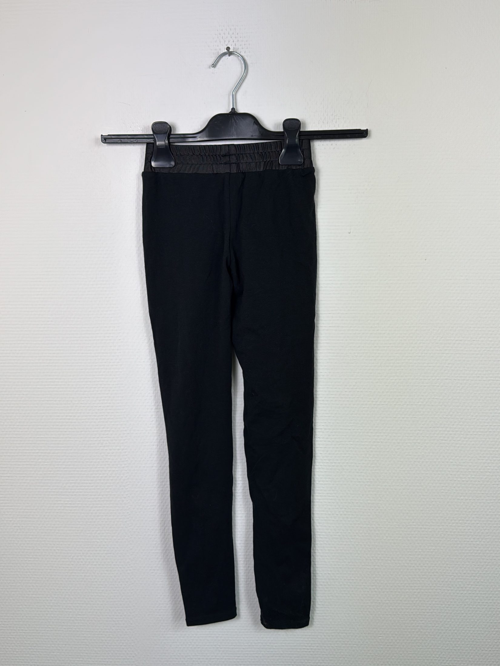 Voir photo 3 de Pantalon jogging noir Mexx 8 ans Confortable et décontracté Pantalon jogging noir Mexx 8 ans Confortable et décontracté Très bon état reconditionné photo 3