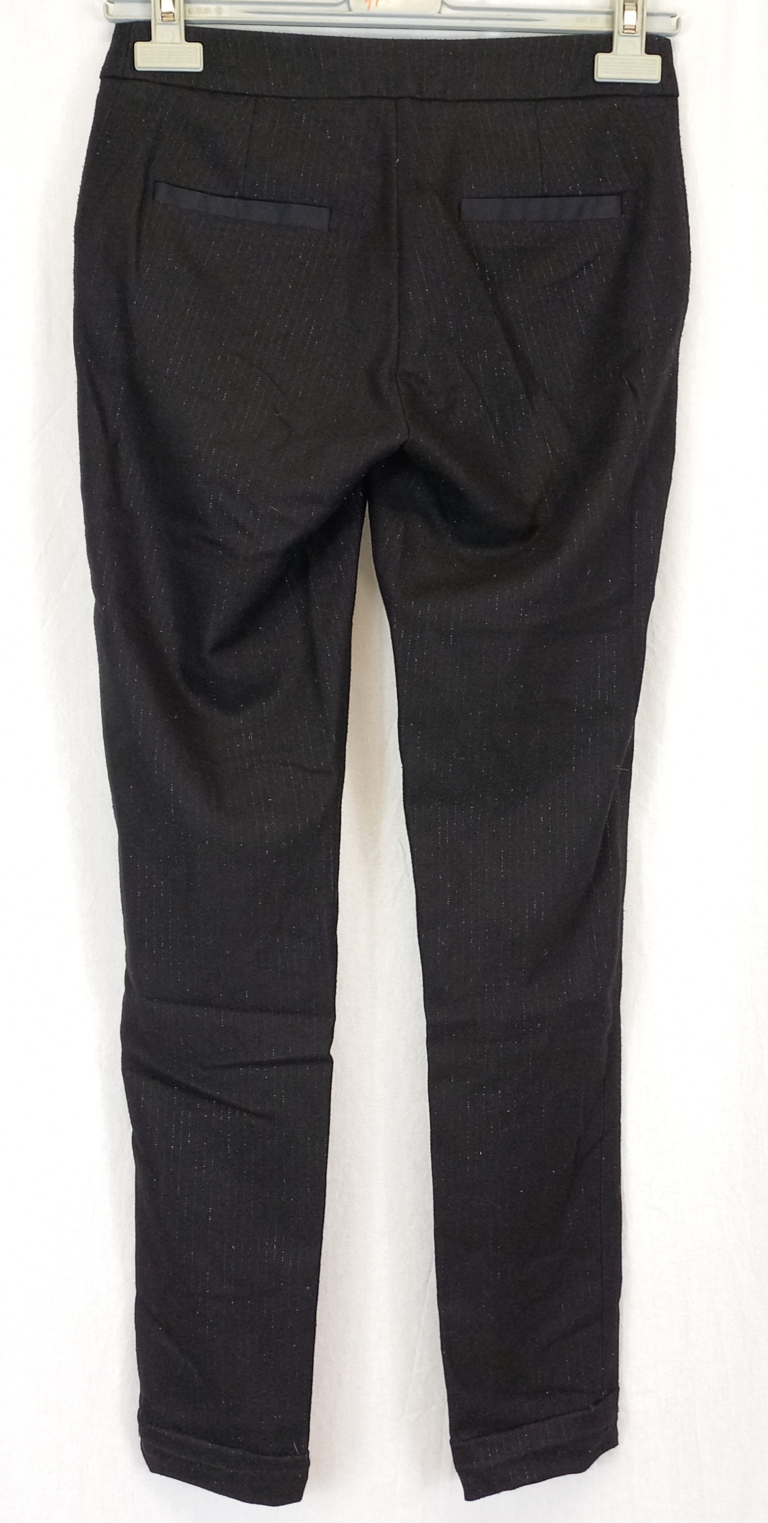 Voir photo 2 de Pantalon "kocca" noir fines rayures paillettéesrabat sur les 4 poches Pantalon "kocca" noir fines rayures paillettéesrabat sur les 4 poches Très bon état reconditionné photo 2