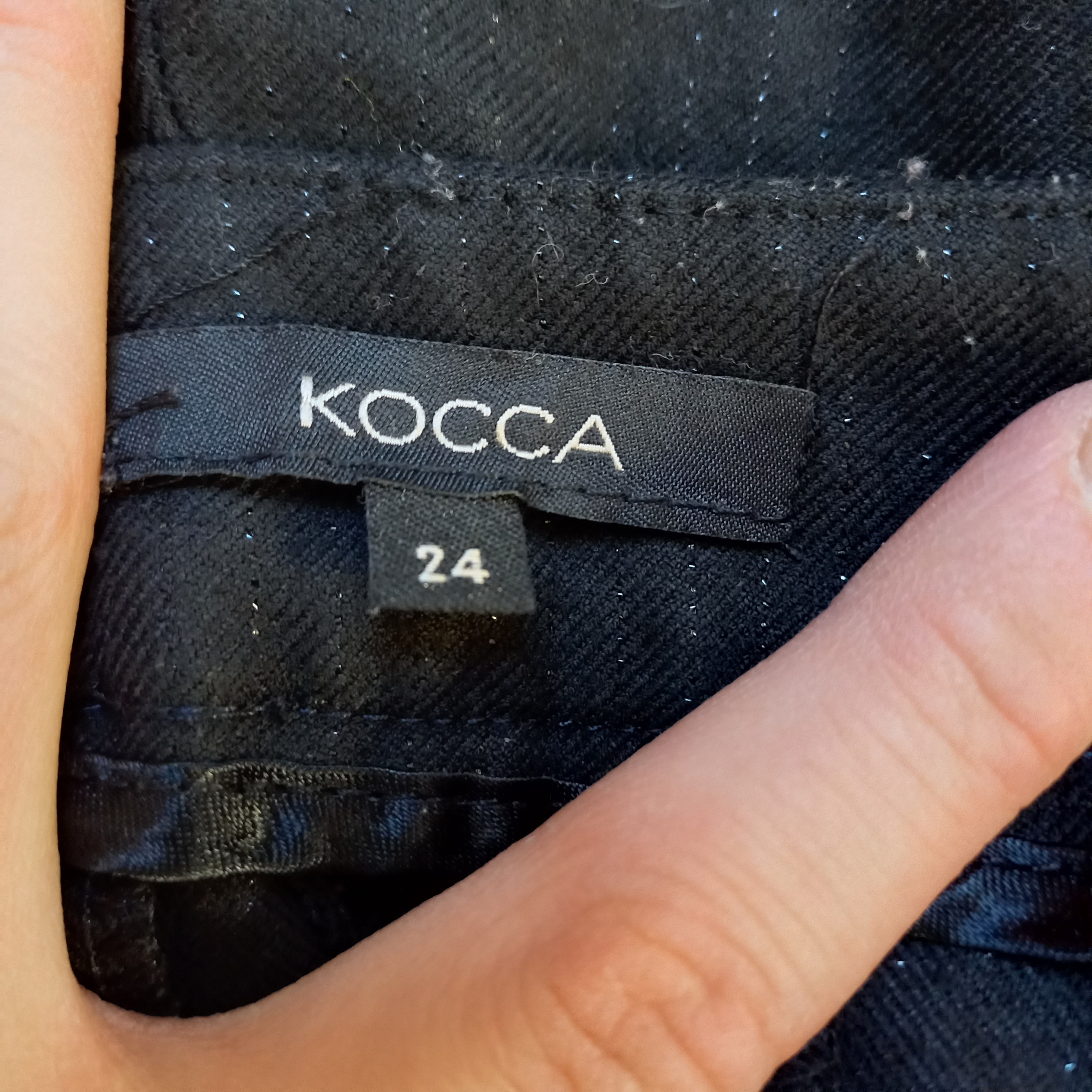 Voir photo 4 de Pantalon "kocca" noir fines rayures paillettéesrabat sur les 4 poches Pantalon "kocca" noir fines rayures paillettéesrabat sur les 4 poches Très bon état reconditionné photo 4