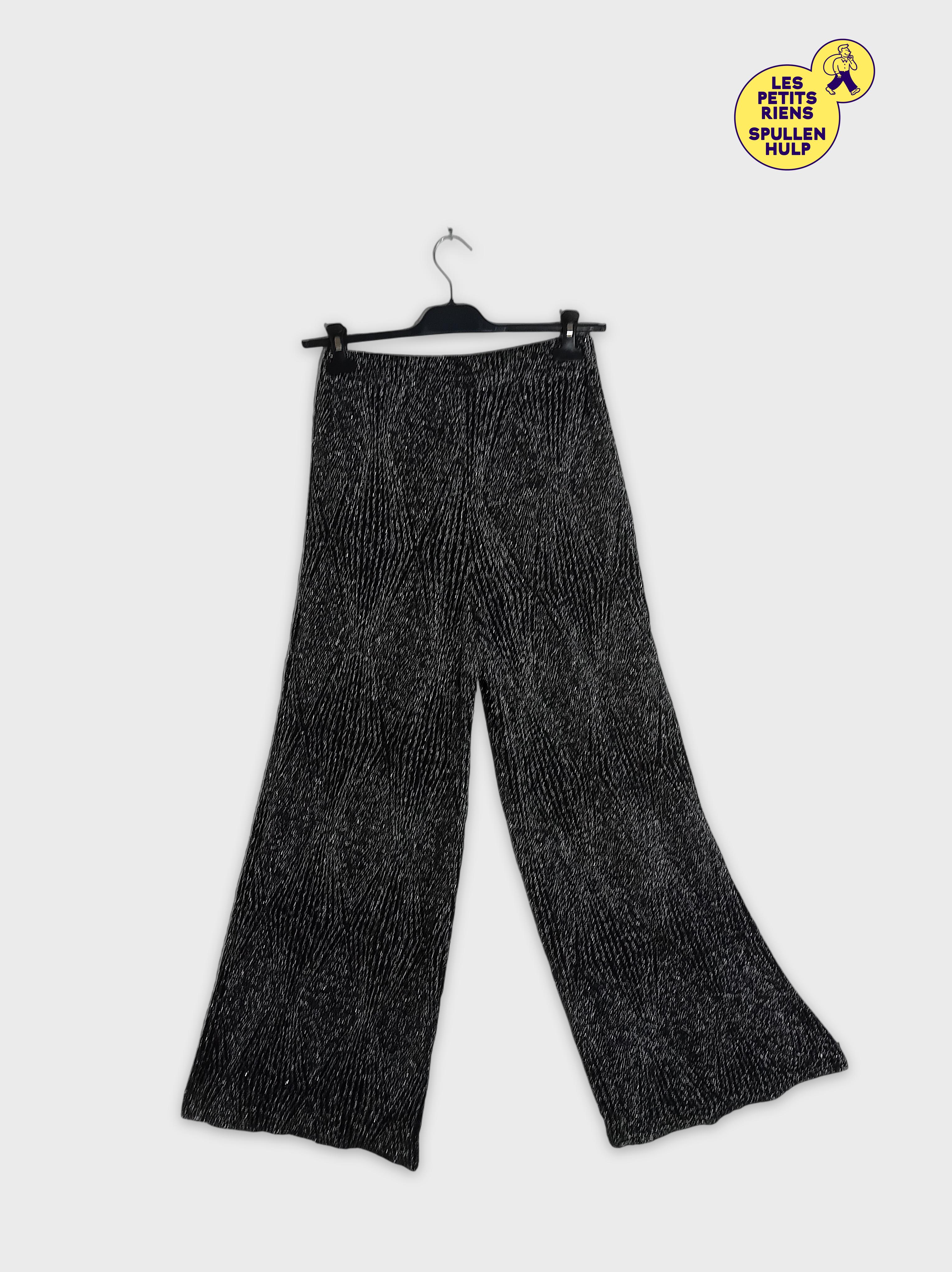 Pantalon large noir brillant Pull&bear M 💛 Très bon état - 10,00 € Pantalon large noir brillant Pull&bear M 💛 Très bon état reconditionné disponible sur Label Emmaüs