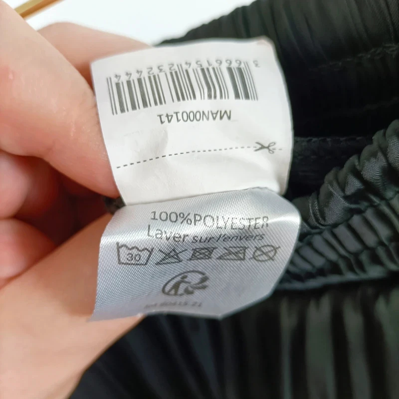 Voir photo 2 de Pantalon large noir plissé taille élastique fluide - taille 42 Manoukian Pantalon large noir plissé taille élastique fluide - taille 42 Manoukian Parfait état reconditionné photo 2