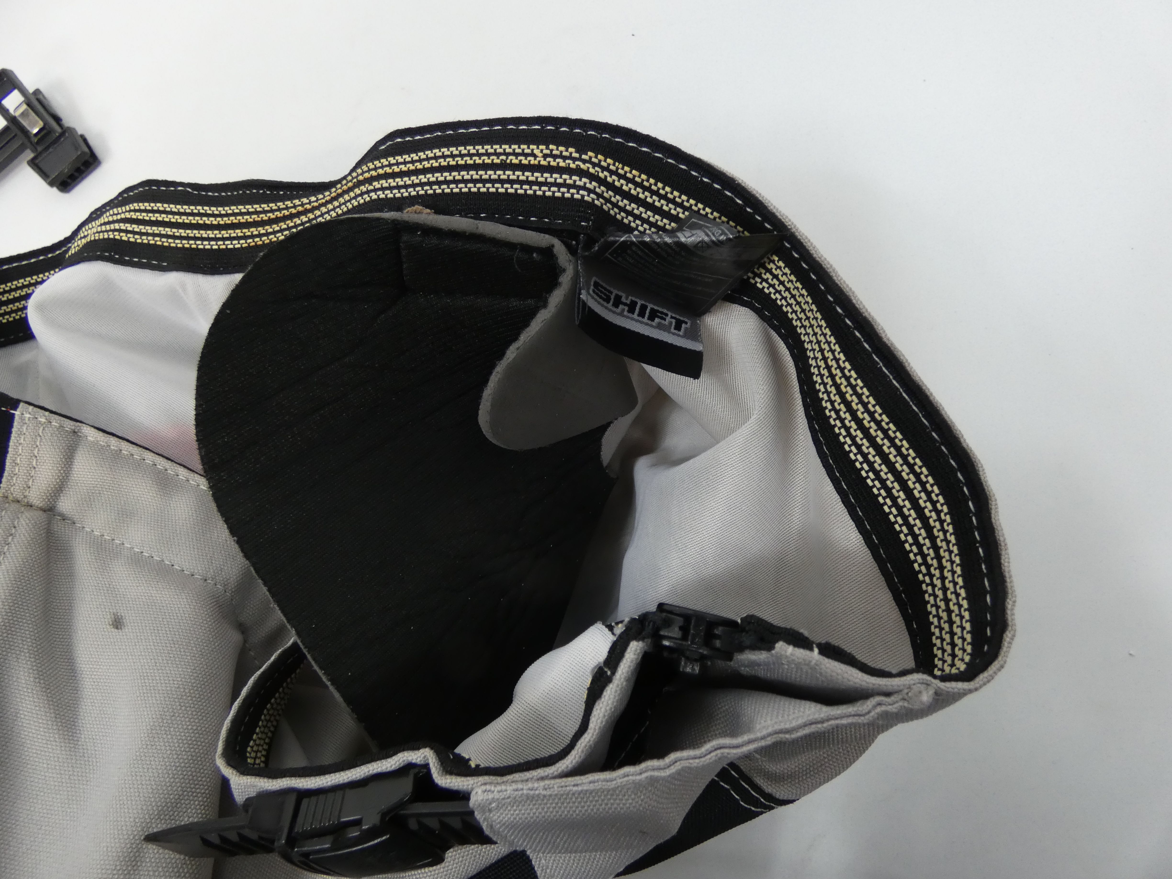 Voir photo 6 de Pantalon moto Shift Taille 36 Pantalon moto Shift Taille 36 Très bon état reconditionné photo 6