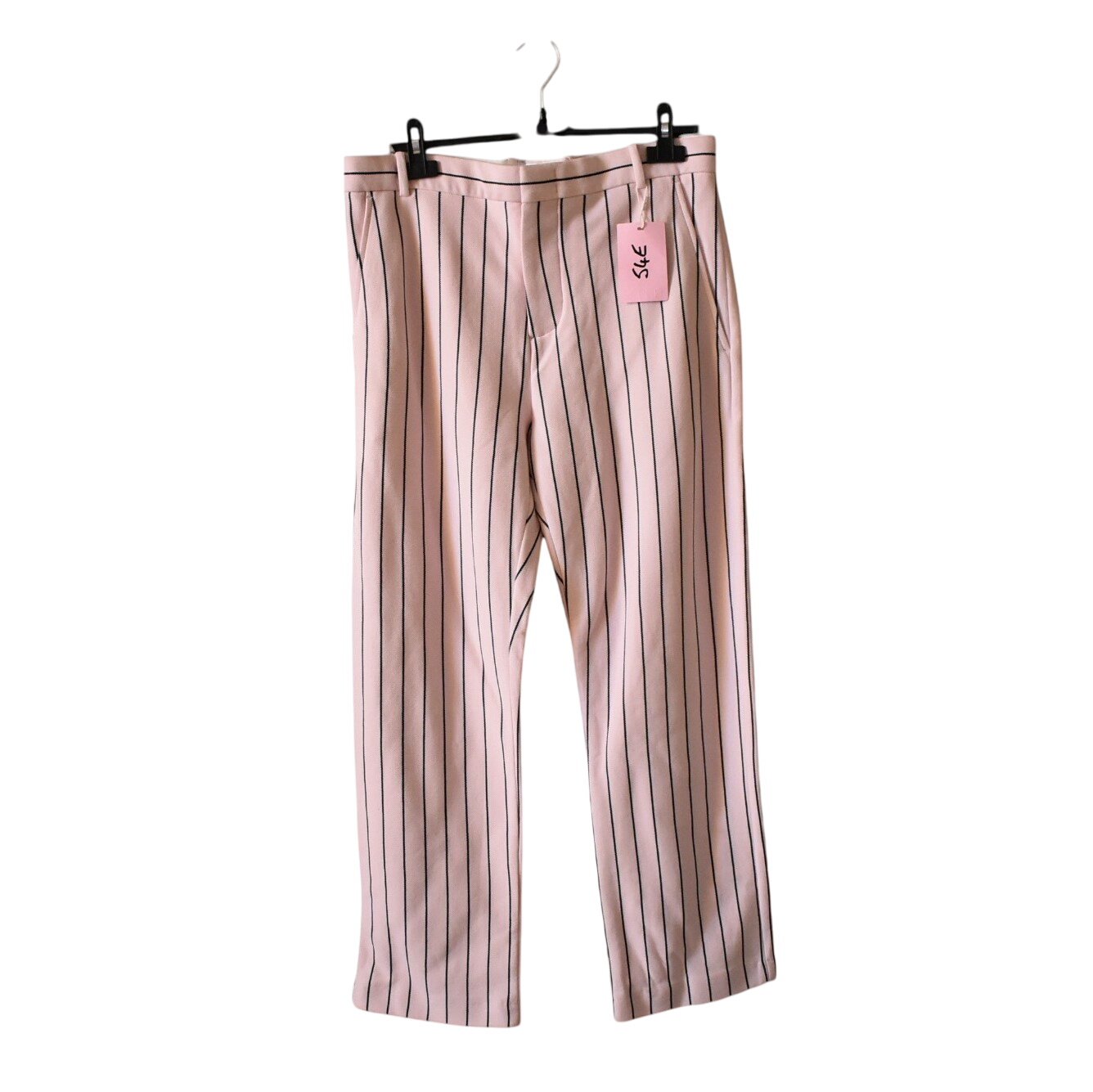 Pantalon rose à rayures – Neuf avec étiquette Parfait état - 27,00 € Pantalon rose à rayures – Neuf avec étiquette Parfait état reconditionné disponible sur Label Emmaüs