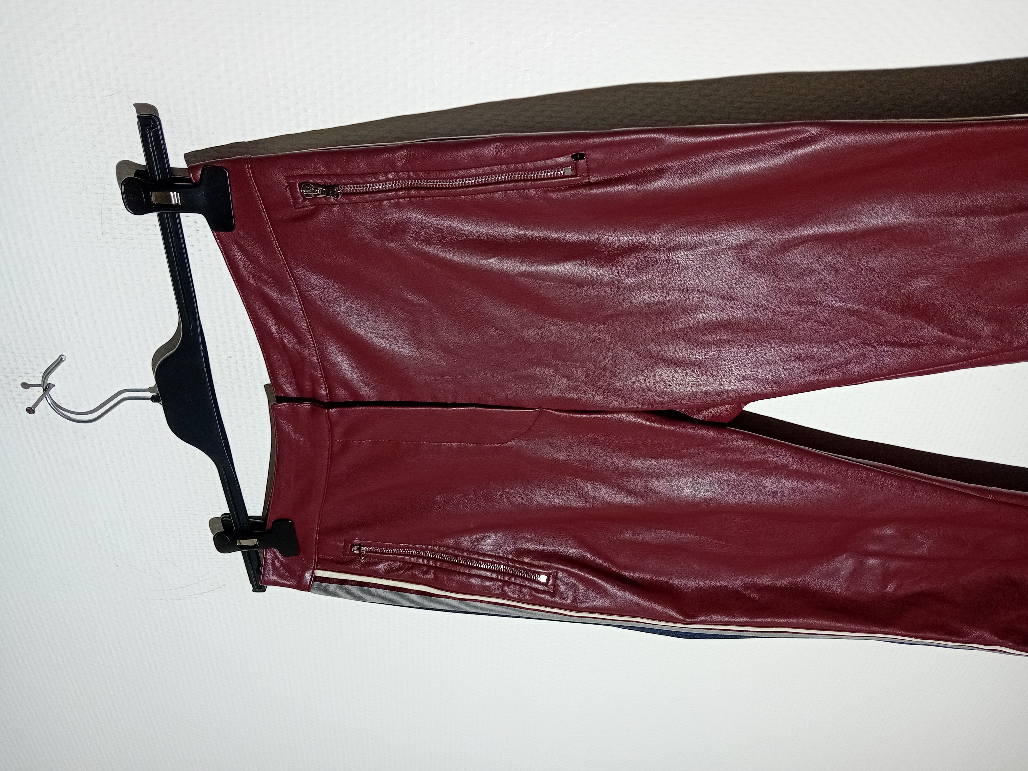 Voir photo 3 de Pantalon Similicuir Bordeaux Bandes Latérales S Sportmax Code (T3704) Pantalon Similicuir Bordeaux Bandes Latérales S Sportmax Code (T3704) Très bon état reconditionné photo 3