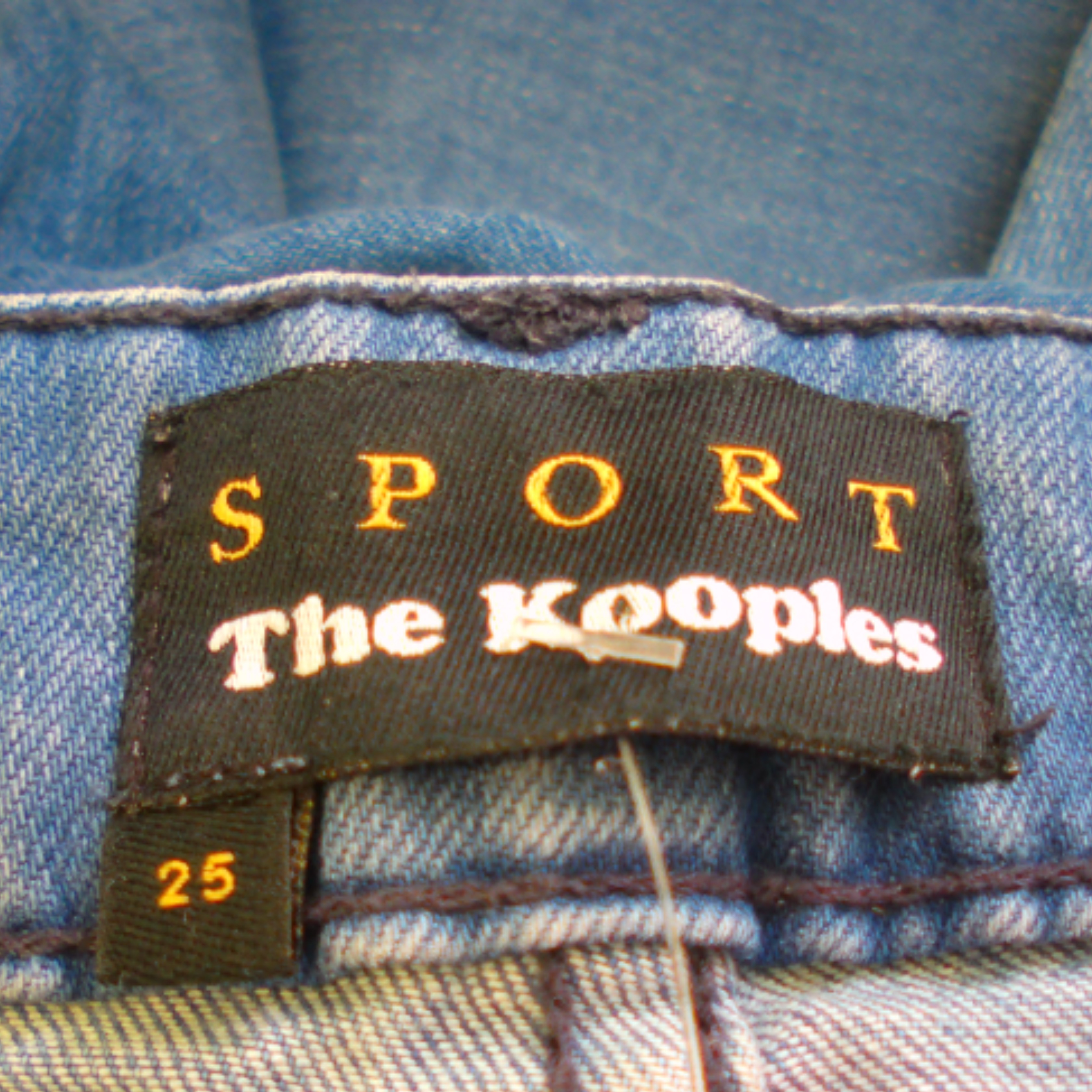 Voir photo 6 de Pantalon THE KOOPLES, jean bleu, taille 35 (étiquette : 25) Pantalon THE KOOPLES, jean bleu, taille 35 (étiquette : 25) Très bon état reconditionné photo 6