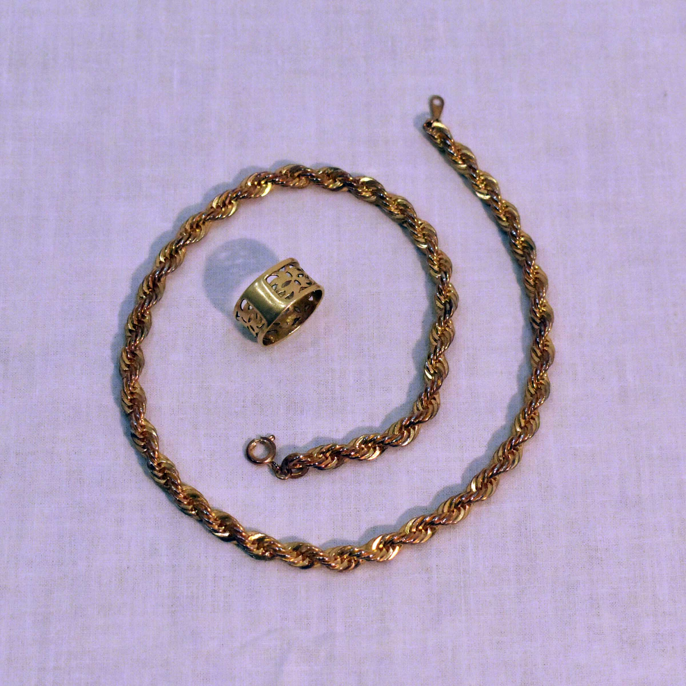 Voir photo 2 de Parure Collier & Bague - Métal Doré Parure Collier & Bague - Métal Doré Bon état reconditionné photo 2