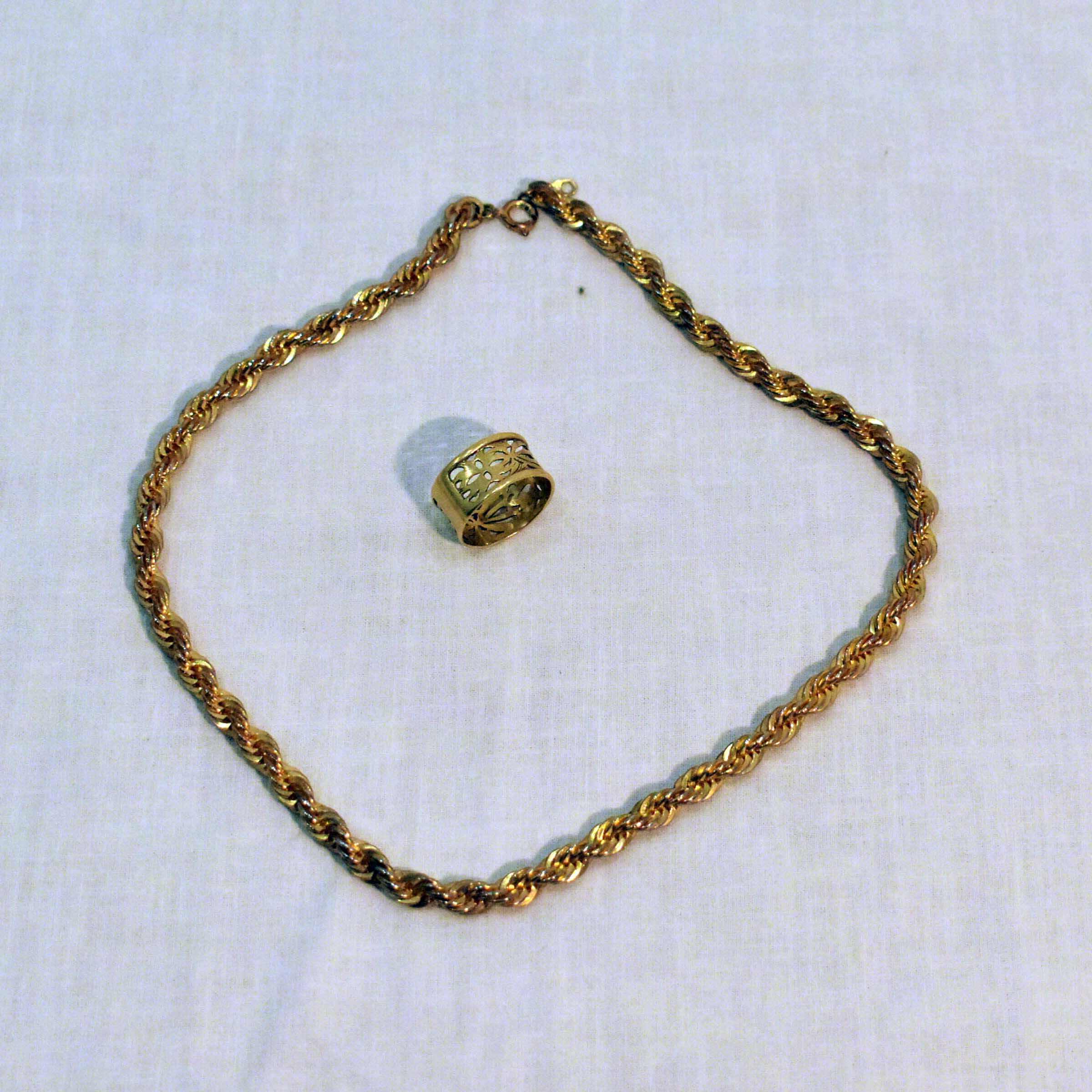 Voir photo 21 de Parure Collier & Bague - Métal Doré Parure Collier & Bague - Métal Doré Bon état reconditionné photo 21