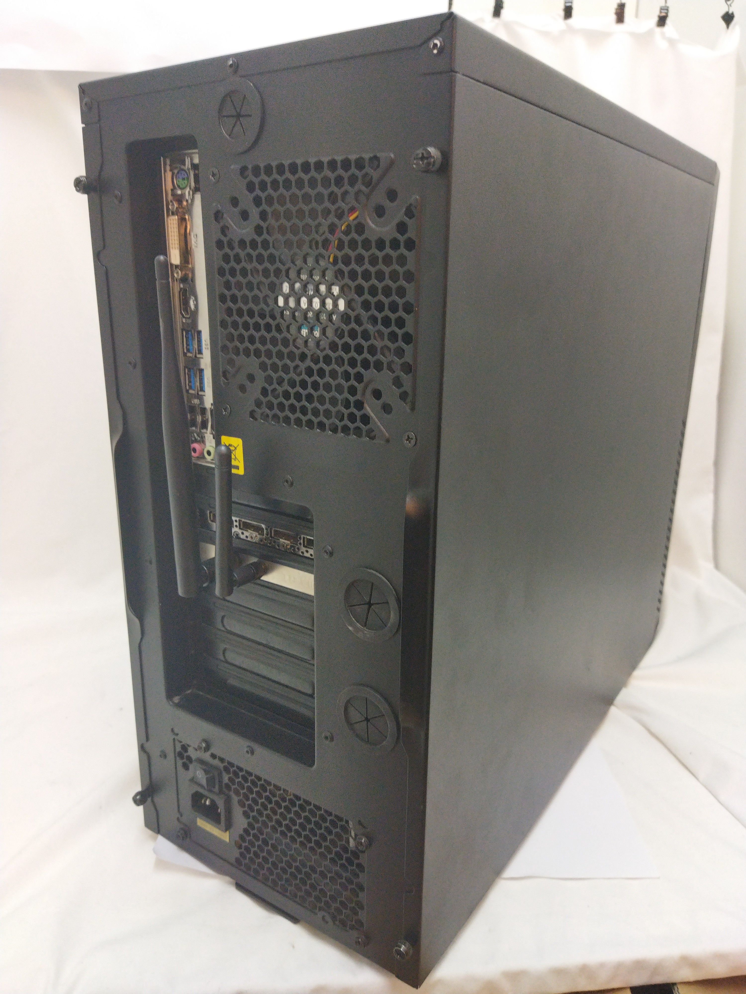 Voir photo 2 de PC Tour ordinateur de bureau multimédia -AMD RYZEN 5 avec 32 Go DDR4 reconditionné en très bon état PC Tour ordinateur de bureau multimédia -AMD RYZEN 5 avec 32 Go DDR4 reconditionné en très bon état Très bon état reconditionné photo 2