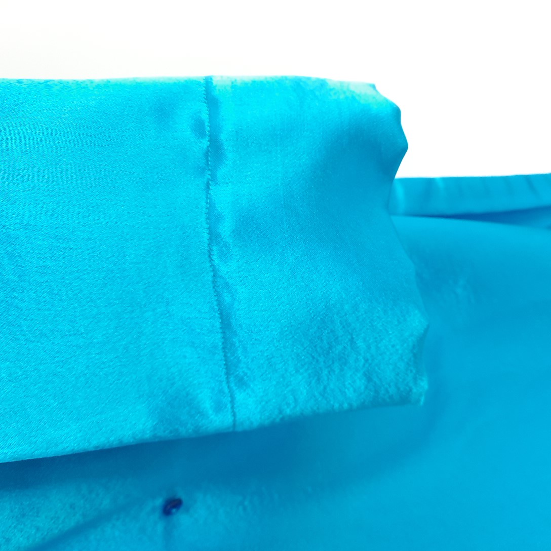 Voir photo 3 de PEIGNOIR en satin bleu turquoise de style glamour chic - Taille 40/42. PEIGNOIR en satin bleu turquoise de style glamour chic - Taille 40/42. Parfait état reconditionné photo 3