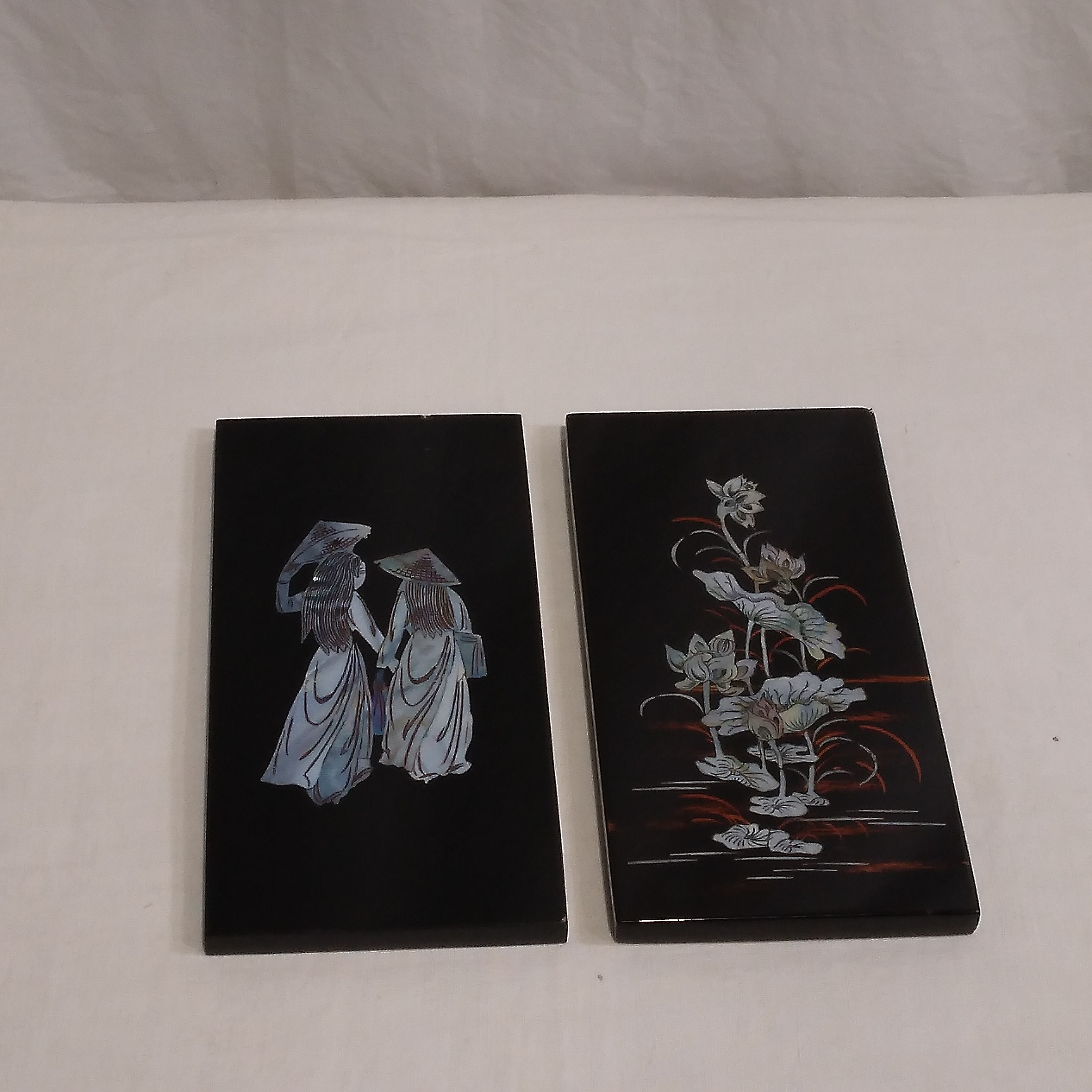 Voir photo 2 de Peinture et nacre sur bois laqué noir, Femmes à chapeau et composition florale Peinture et nacre sur bois laqué noir, Femmes à chapeau et composition florale Bon état reconditionné photo 2