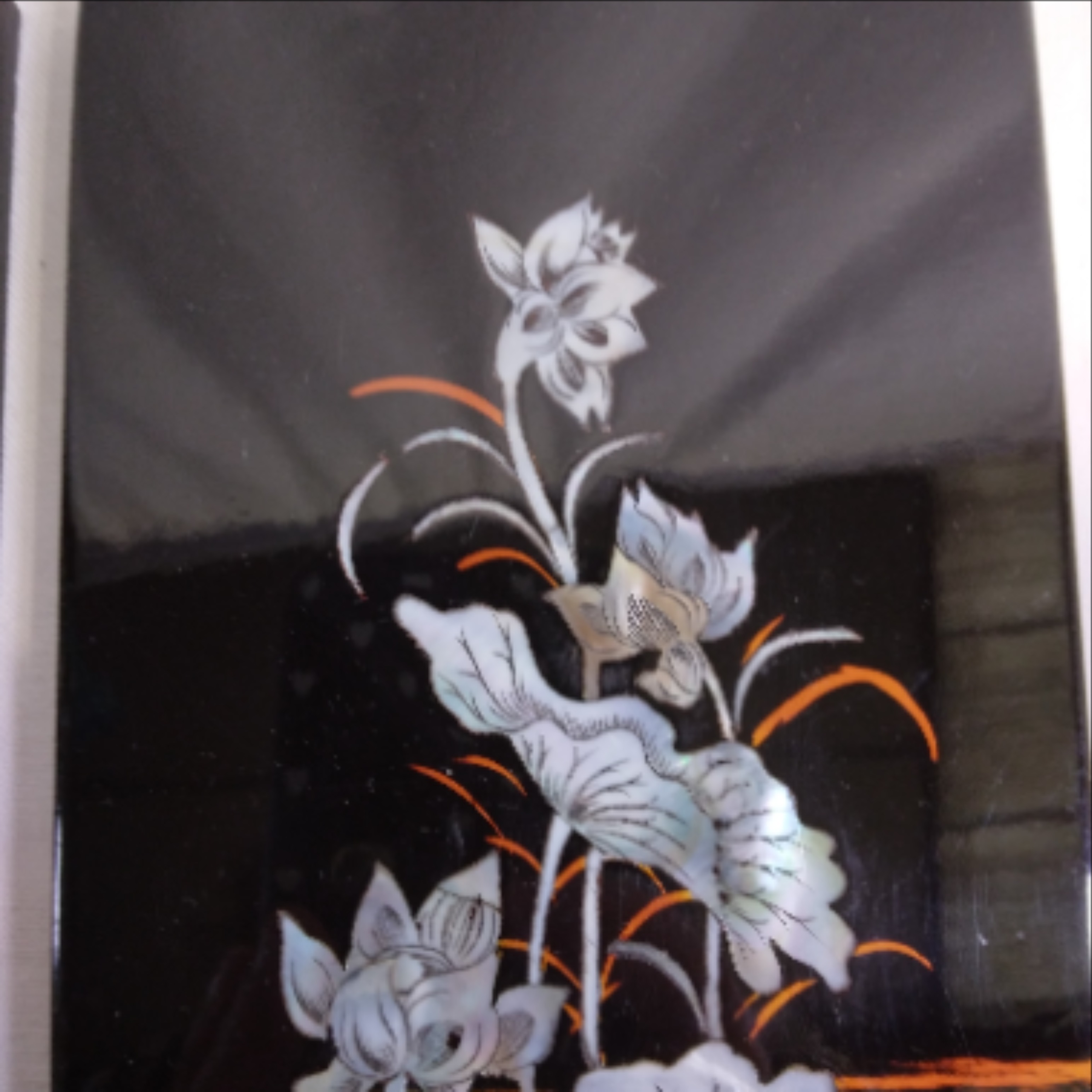 Voir photo 5 de Peinture et nacre sur bois laqué noir, Femmes à chapeau et composition florale Peinture et nacre sur bois laqué noir, Femmes à chapeau et composition florale Bon état reconditionné photo 5