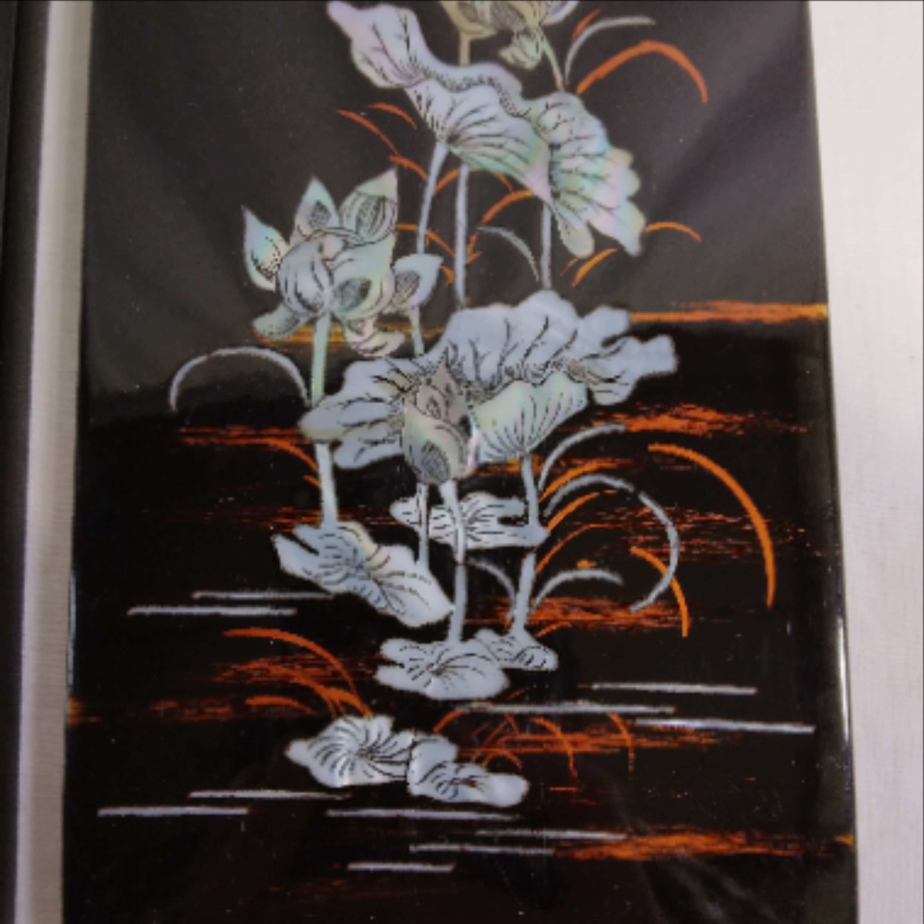 Voir photo 6 de Peinture et nacre sur bois laqué noir, Femmes à chapeau et composition florale Peinture et nacre sur bois laqué noir, Femmes à chapeau et composition florale Bon état reconditionné photo 6