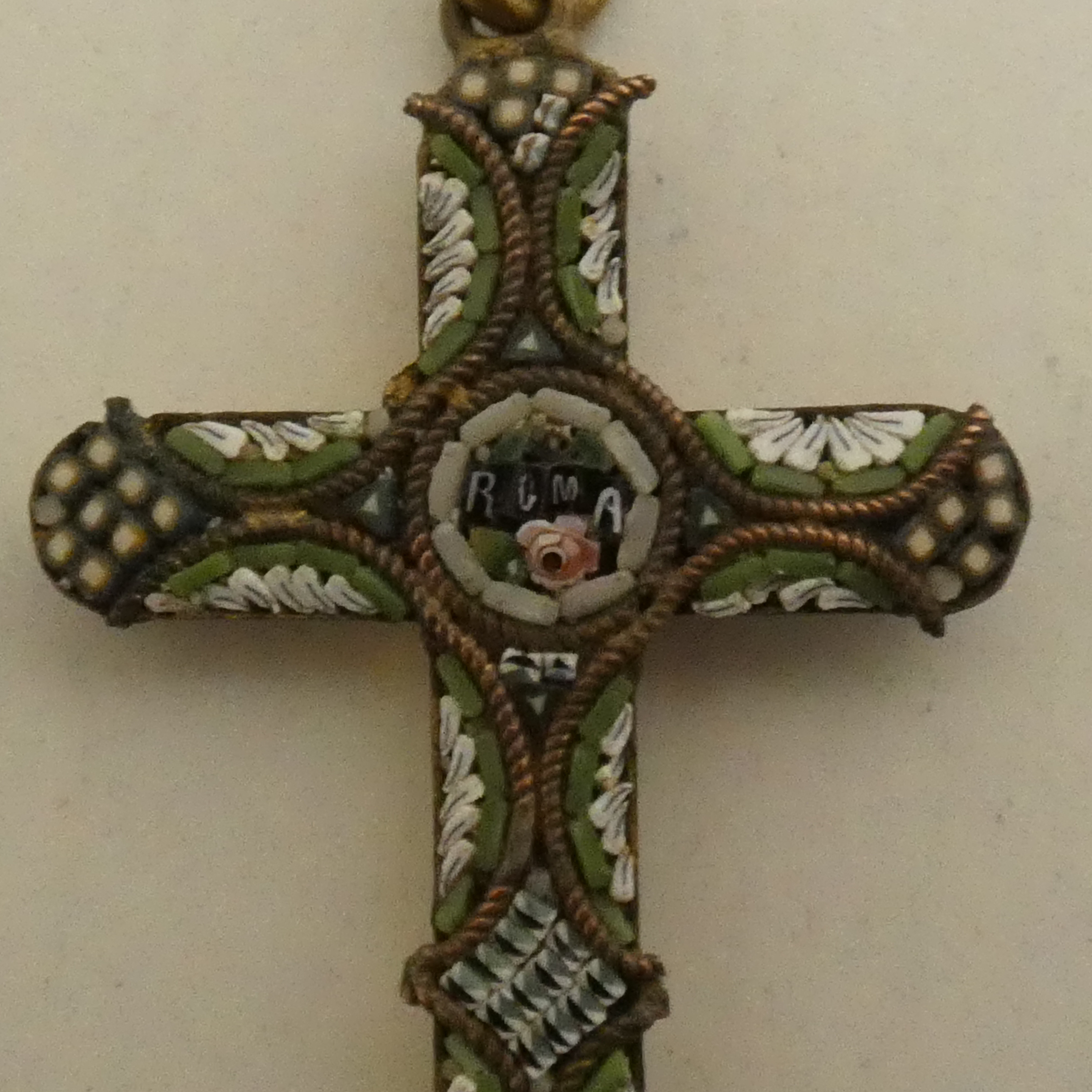 Voir photo 2 de Pendentif croix religieuse en micro-mosaïque Pendentif croix religieuse en micro-mosaïque Bon état reconditionné photo 2