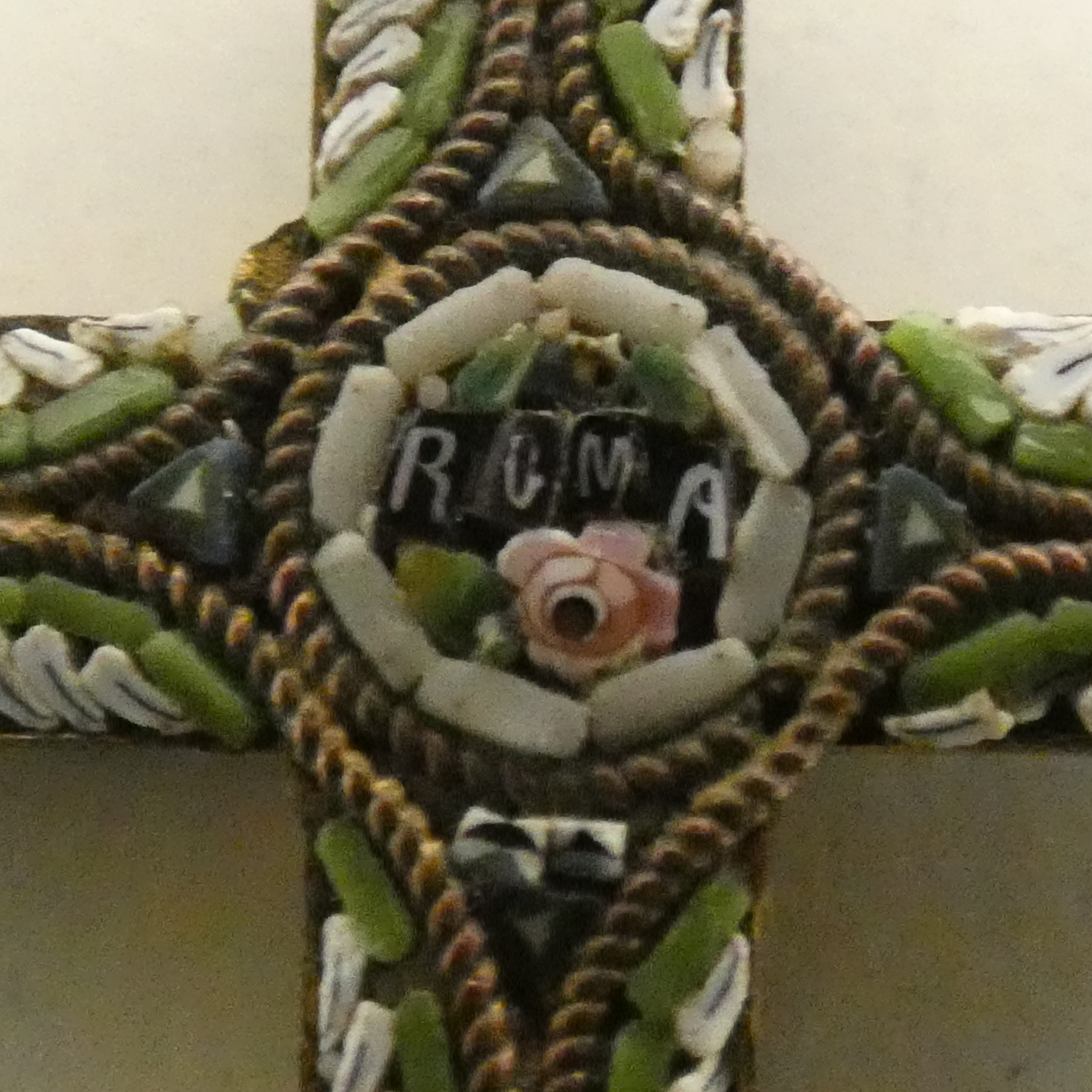Voir photo 3 de Pendentif croix religieuse en micro-mosaïque Pendentif croix religieuse en micro-mosaïque Bon état reconditionné photo 3