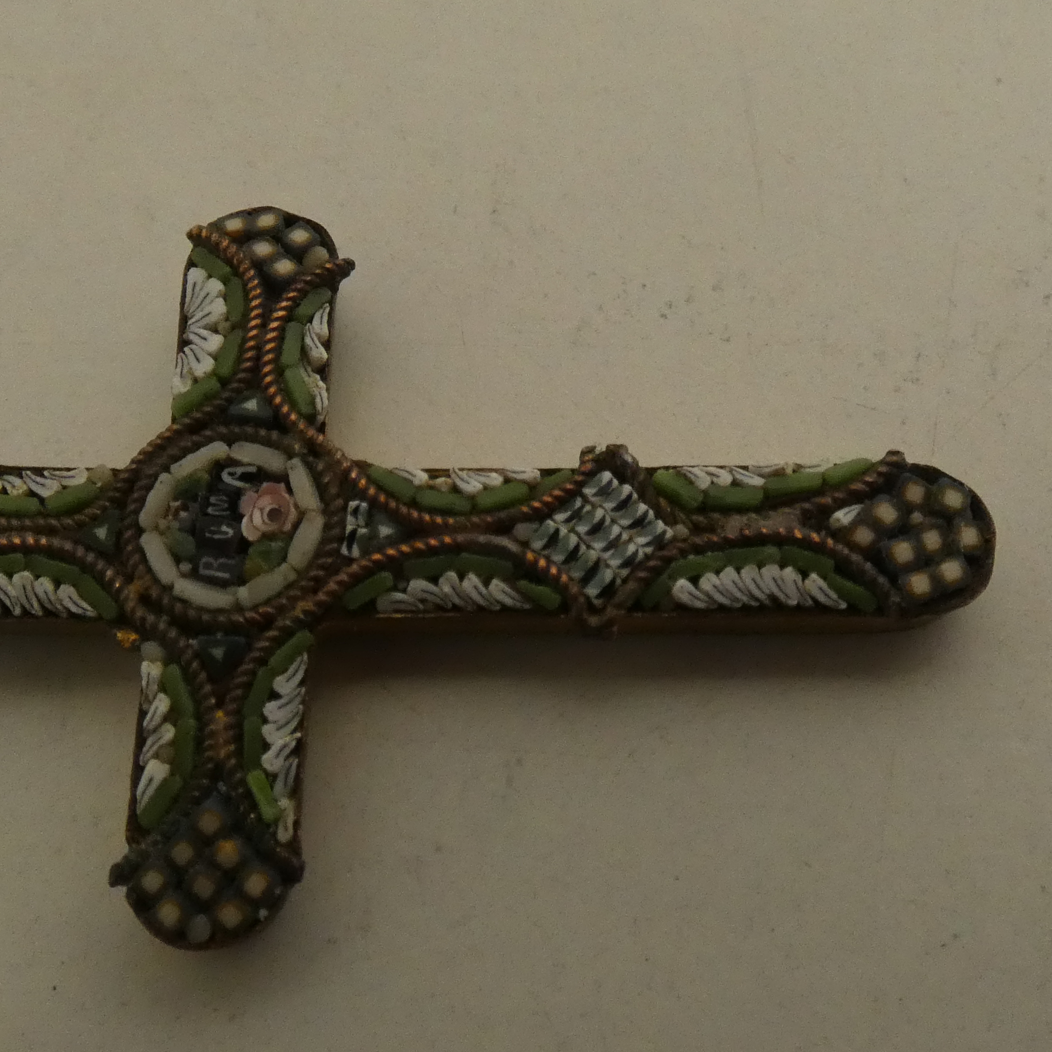 Voir photo 5 de Pendentif croix religieuse en micro-mosaïque Pendentif croix religieuse en micro-mosaïque Bon état reconditionné photo 5