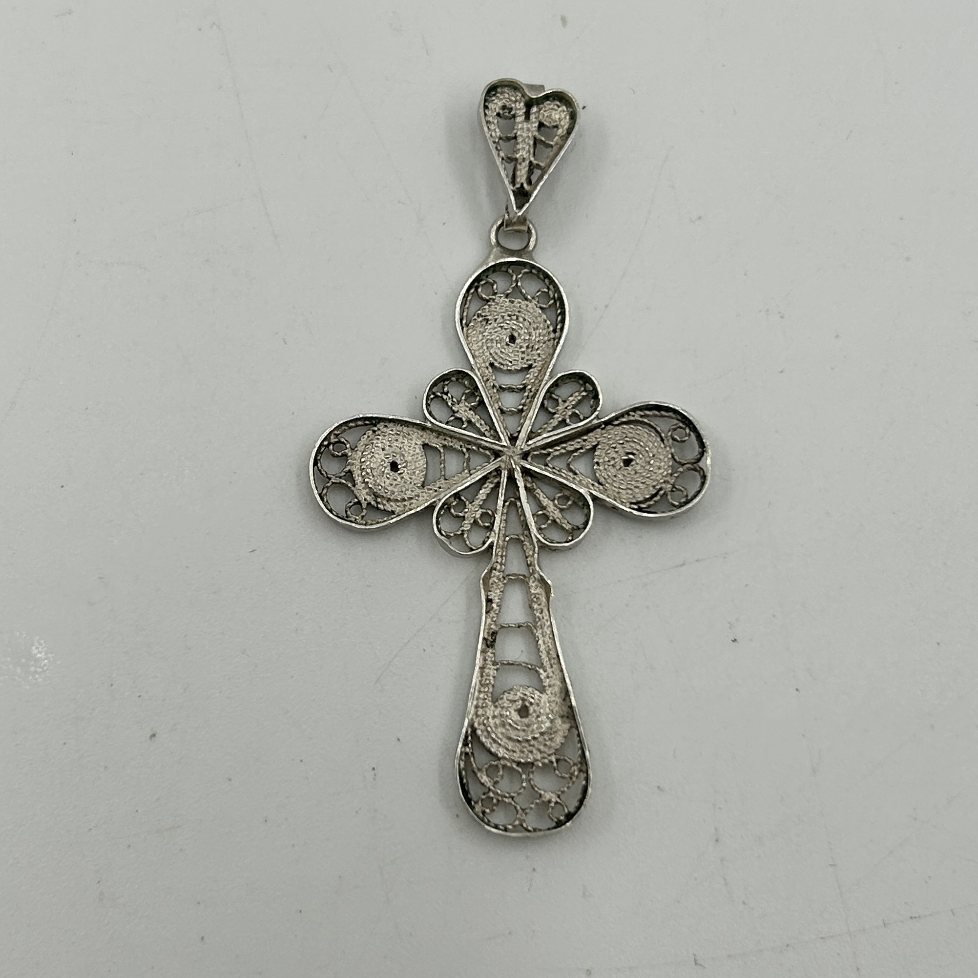 Voir photo 2 de Pendentif en argent Croix en filigrane Pendentif en argent Croix en filigrane Bon état reconditionné photo 2