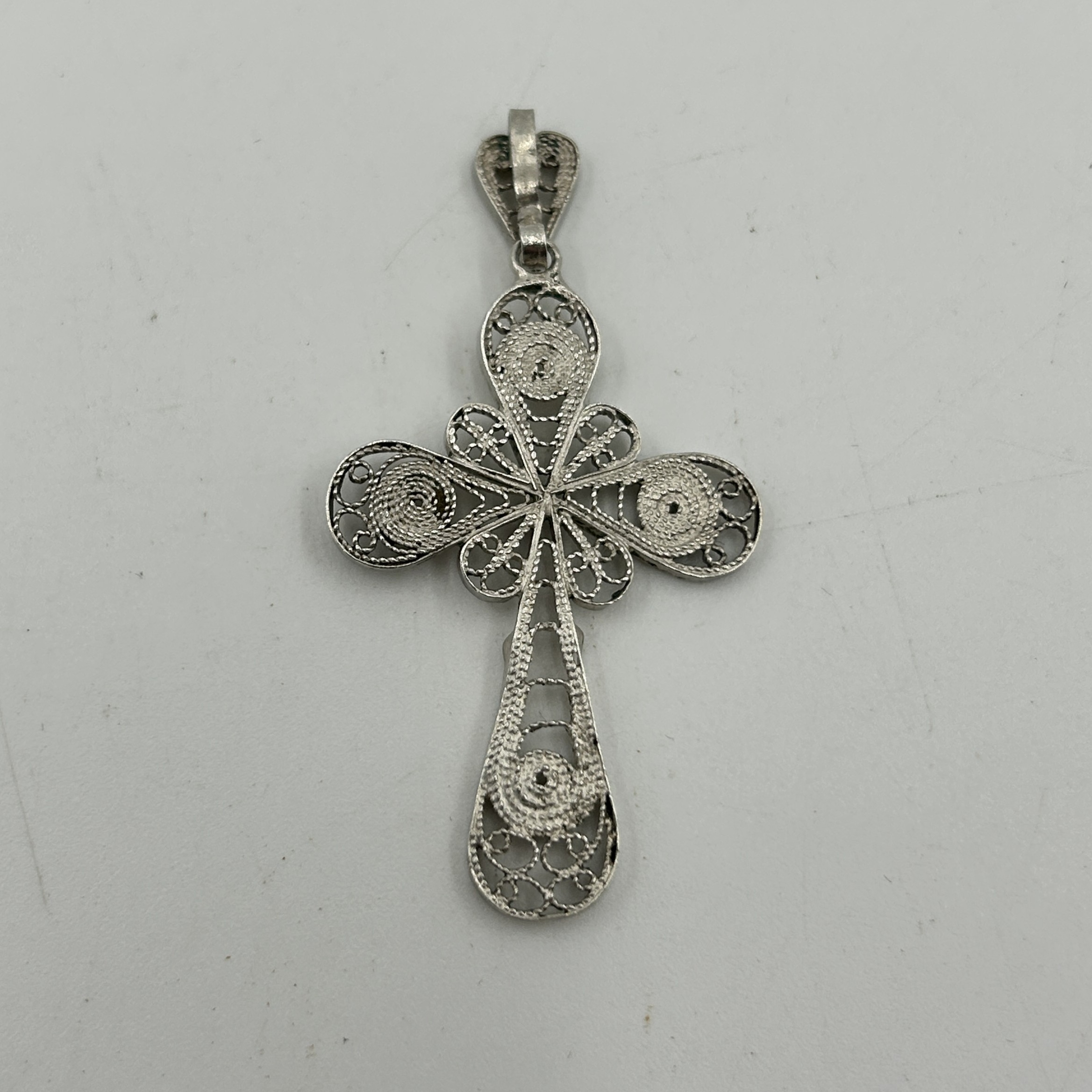 Voir photo 3 de Pendentif en argent Croix en filigrane Pendentif en argent Croix en filigrane Bon état reconditionné photo 3