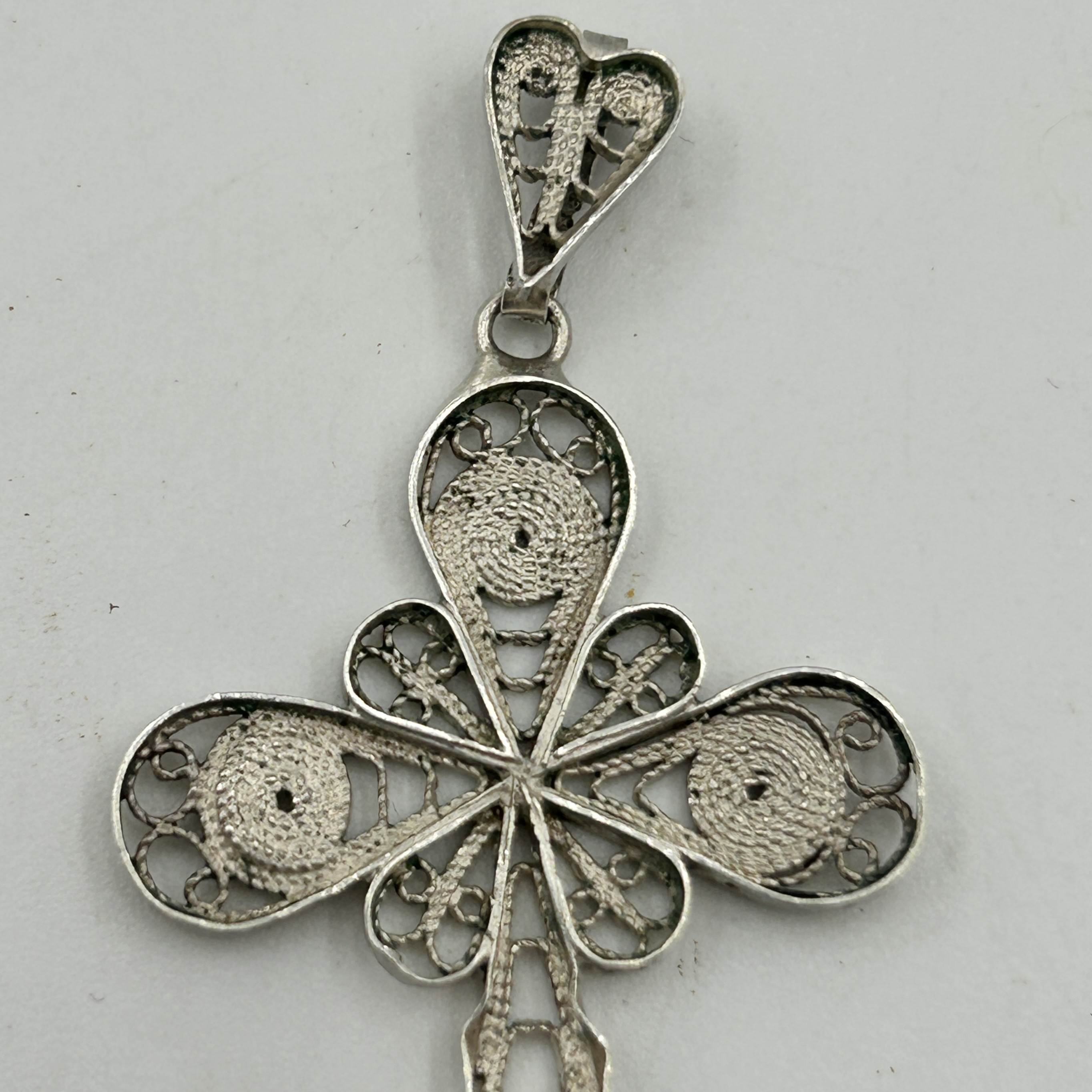Voir photo 4 de Pendentif en argent Croix en filigrane Pendentif en argent Croix en filigrane Bon état reconditionné photo 4