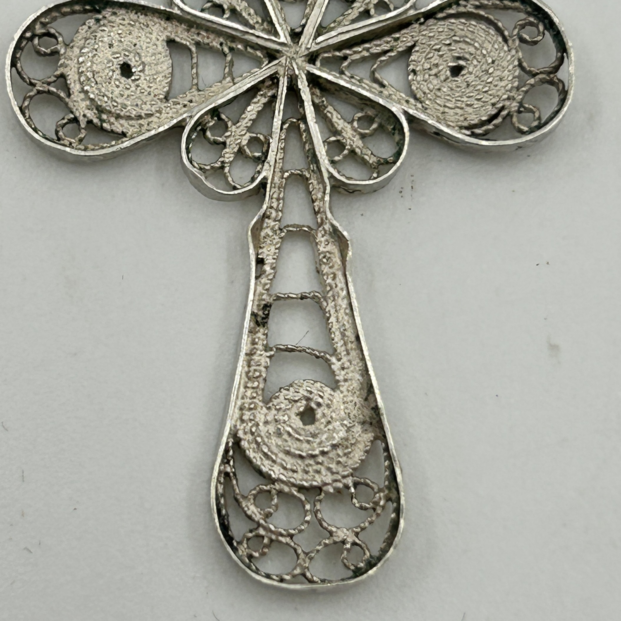 Voir photo 5 de Pendentif en argent Croix en filigrane Pendentif en argent Croix en filigrane Bon état reconditionné photo 5