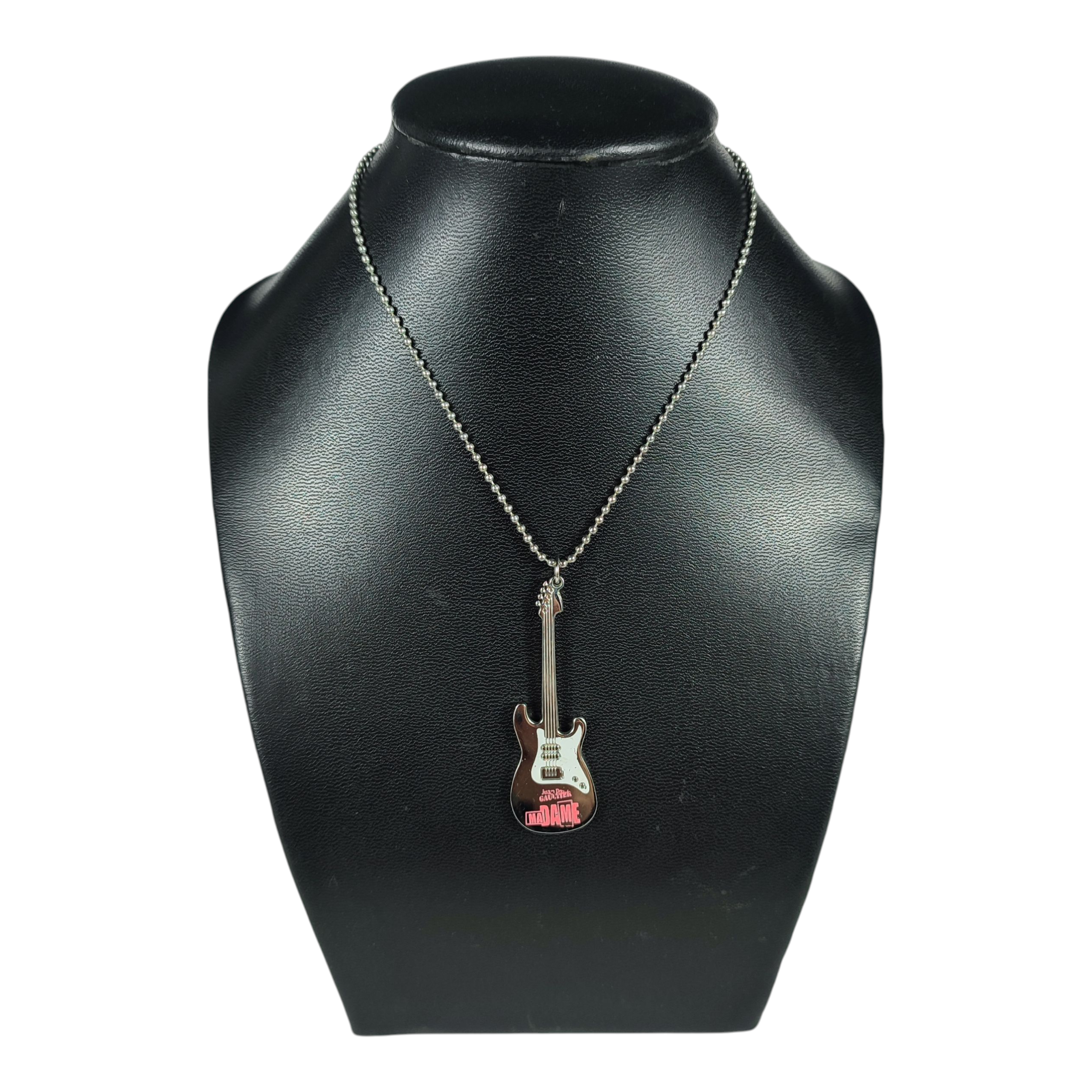 Pendentif "Guitare" parfum Madame de Jean-Paul GAULTIER Bon état - 19,50 € Pendentif "Guitare" parfum Madame de Jean-Paul GAULTIER Bon état reconditionné disponible sur Label Emmaüs