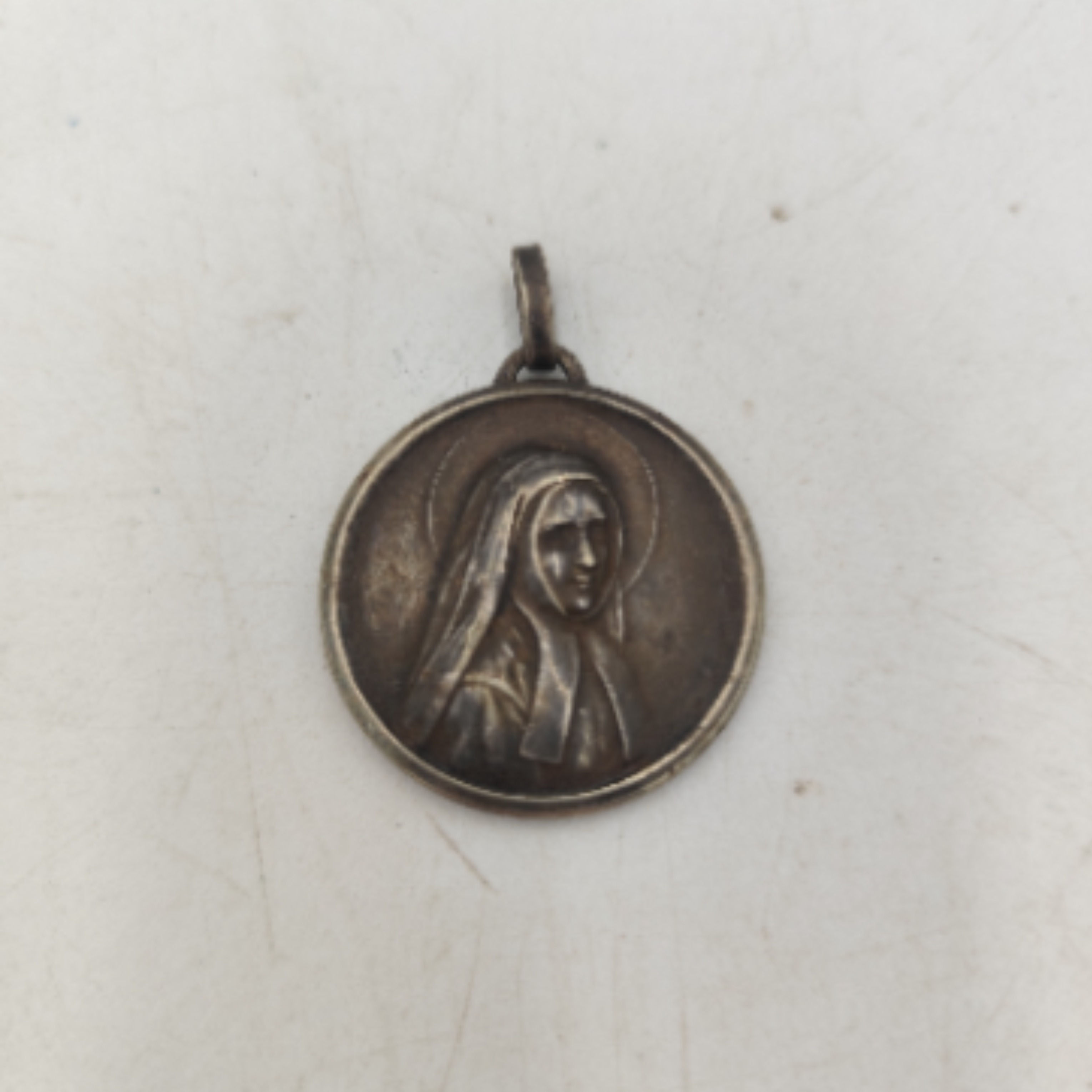 Voir photo 2 de Pendentif rond religieux Pendentif rond religieux Très bon état reconditionné photo 2
