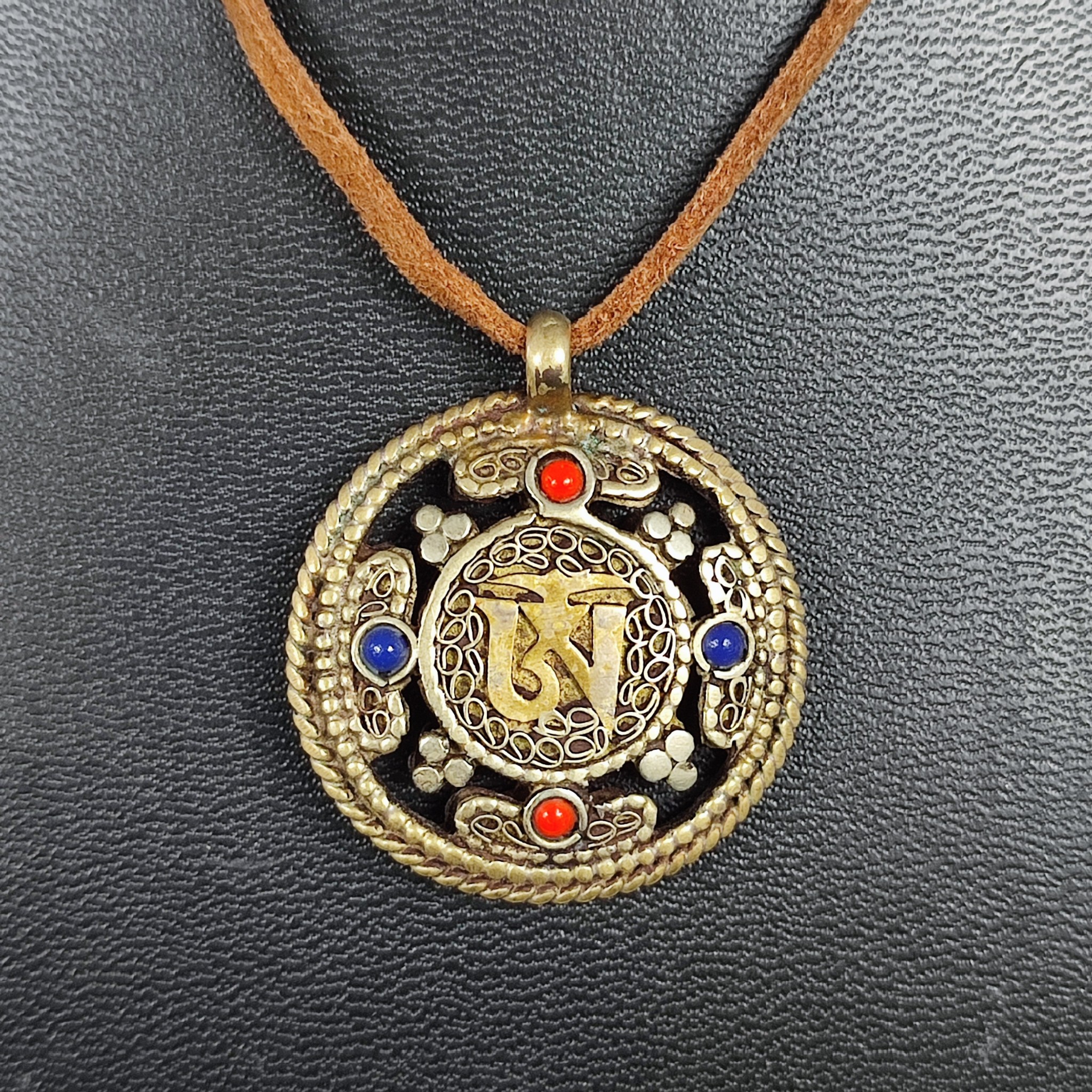 Voir photo 2 de Pendentif tibétain double faces Pendentif tibétain double faces Bon état reconditionné photo 2
