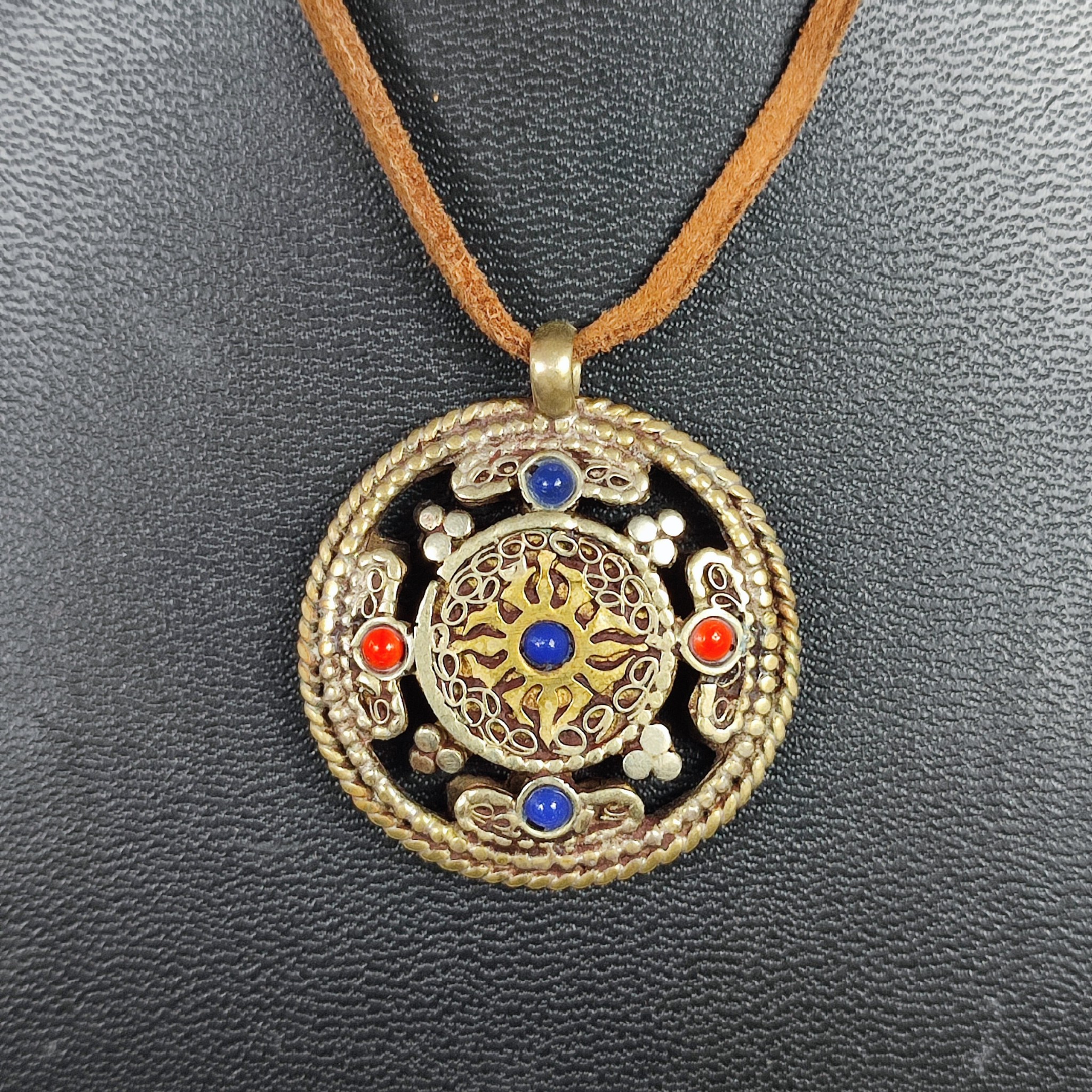 Voir photo 3 de Pendentif tibétain double faces Pendentif tibétain double faces Bon état reconditionné photo 3