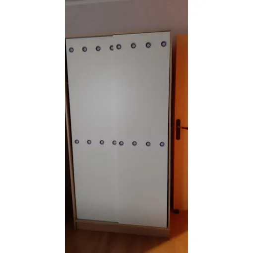 Penderie de couleur blanche : 2 portes, 1 étagère, en très bonne état. Hauteur : 1,50m x 1m Bon état reconditionné disponible sur Rakuten