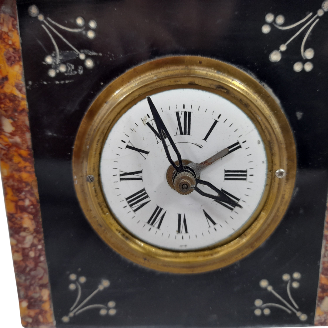 Voir photo 6 de Pendule ancienne en marbre / Onyx – Décor floral – Mécanisme à clé (incomplète) Pendule ancienne en marbre / Onyx – Décor floral – Mécanisme à clé (incomplète) État correct reconditionné photo 6