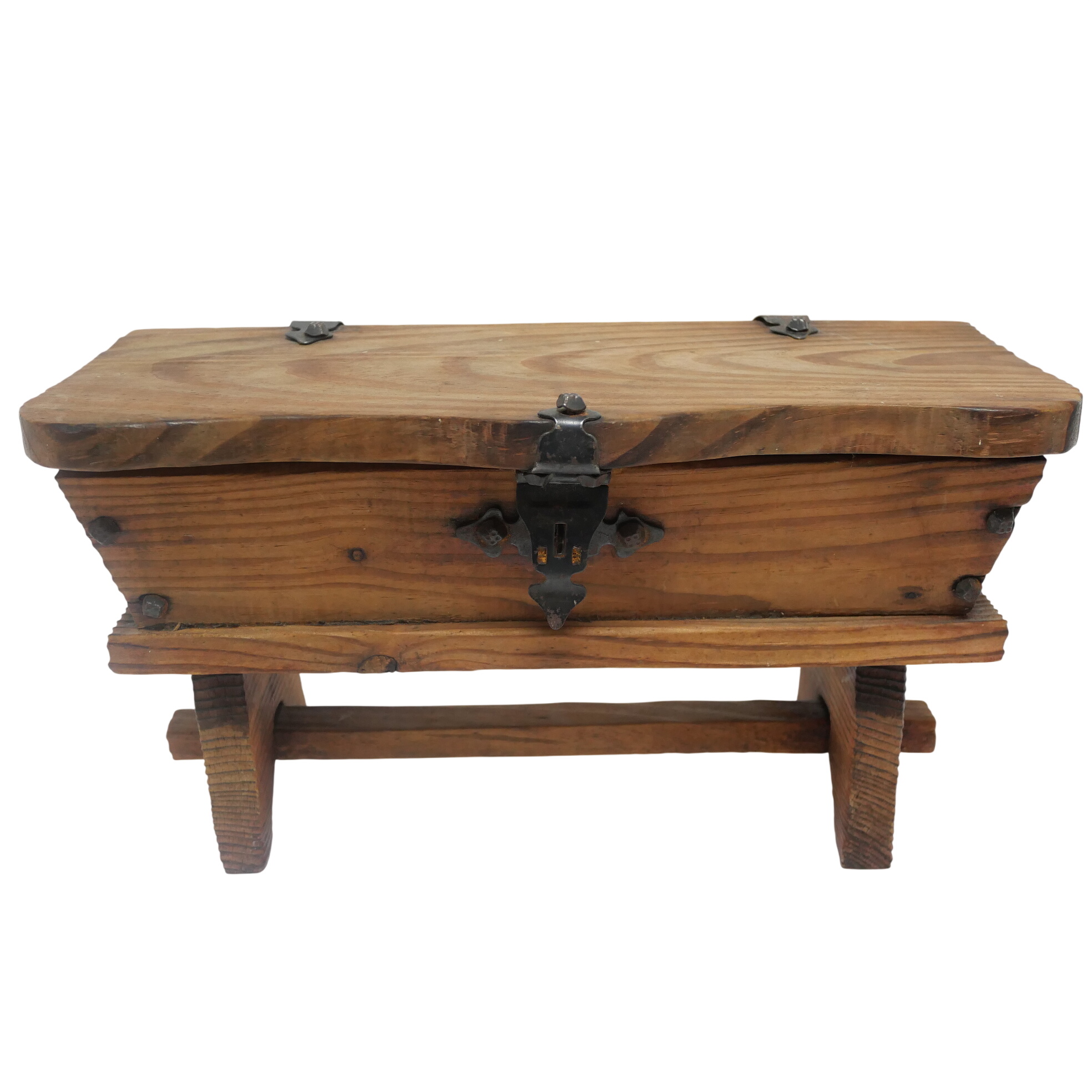 Petit Coffre à bijoux rustique en bois Bon état - 13,30 € Petit Coffre à bijoux rustique en bois Bon état reconditionné disponible sur Label Emmaüs