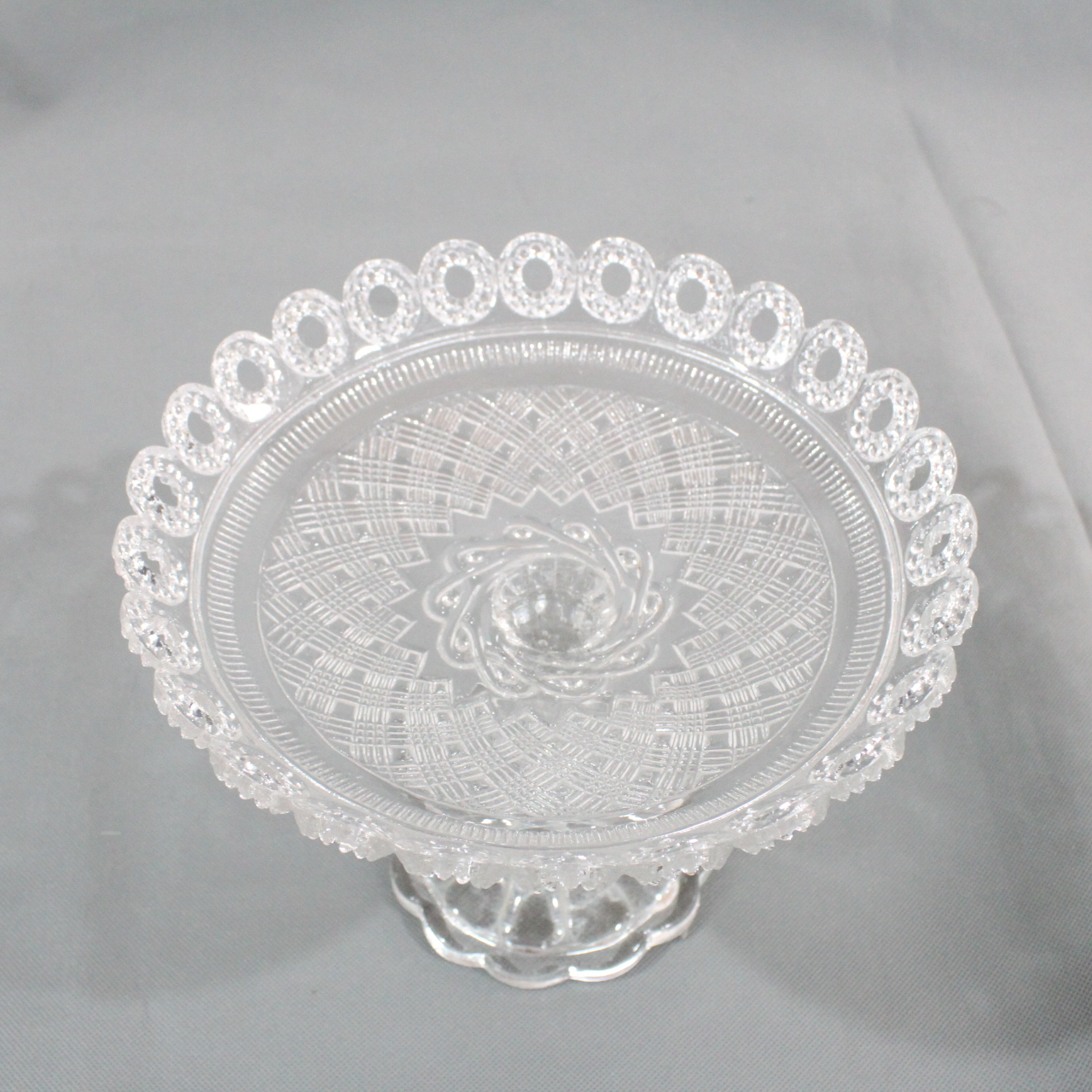 Petit coupe en verre moulé Très bon état - 10,00 € Petit coupe en verre moulé Très bon état reconditionné disponible sur Label Emmaüs