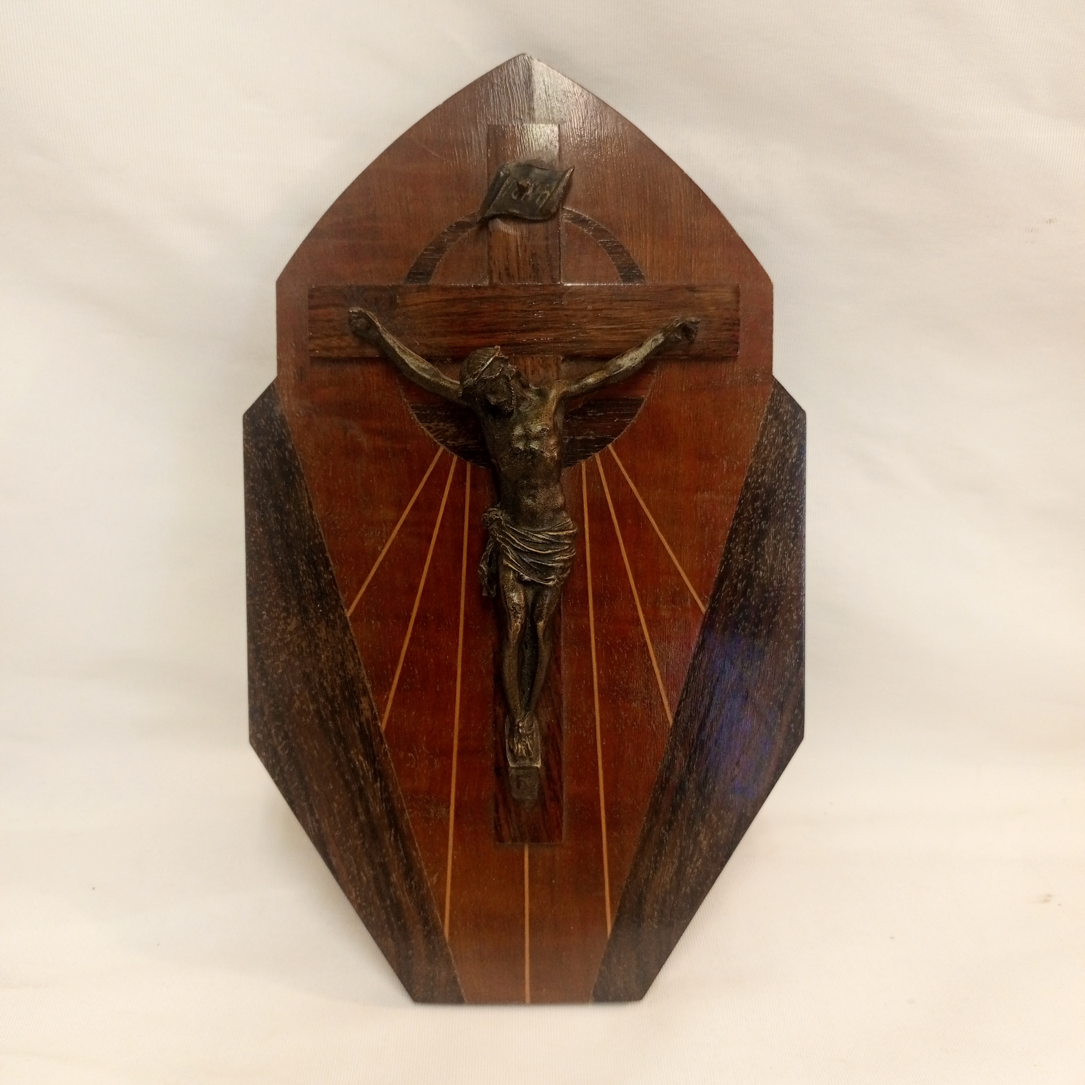 Voir photo 3 de Petit crucifix ancien Art Déco en Bois Petit crucifix ancien Art Déco en Bois État correct reconditionné photo 3