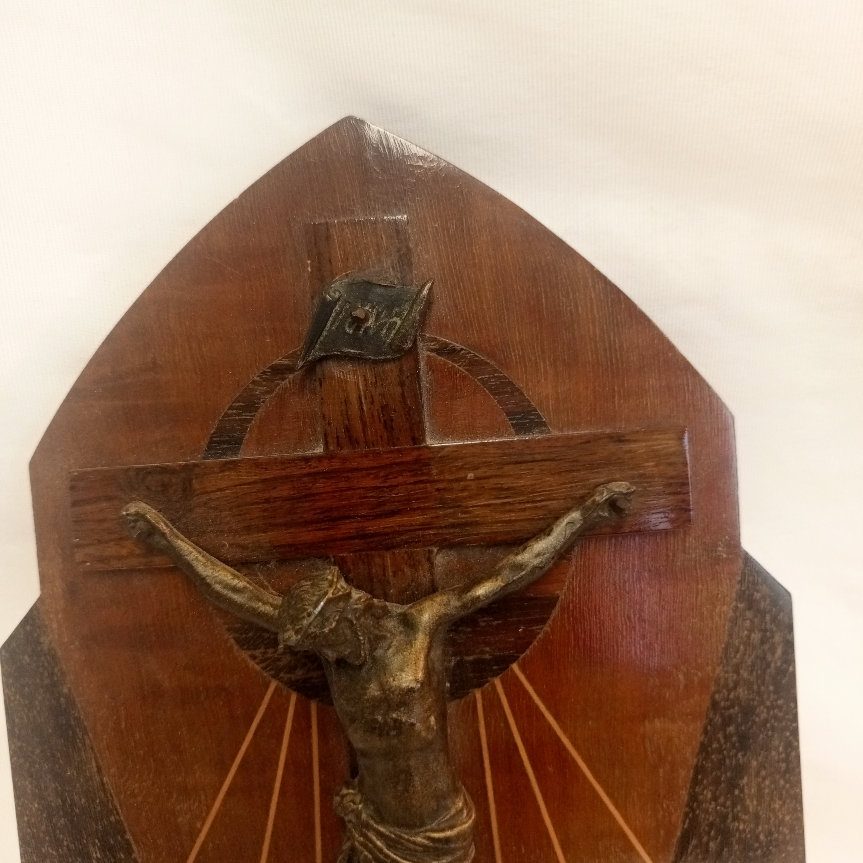 Voir photo 4 de Petit crucifix ancien Art Déco en Bois Petit crucifix ancien Art Déco en Bois État correct reconditionné photo 4