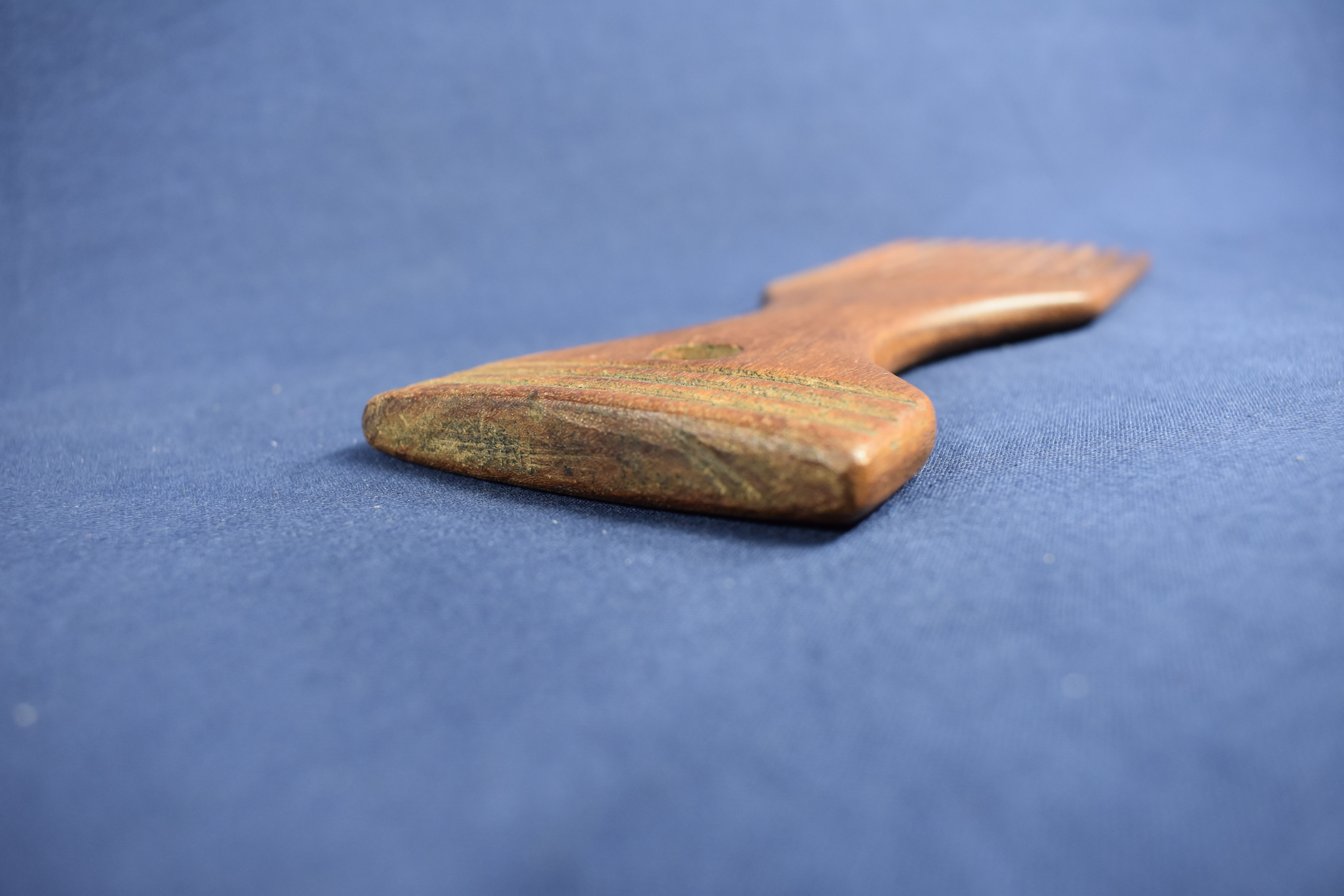 Voir photo 2 de Petit masque Africain avec incrustations d'os, longueur 24 et largeur 6 cm, et peigne en bois longueur 27 et largeur 7 cm. Petit masque Africain avec incrustations d'os, longueur 24 et largeur 6 cm, et peigne en bois longueur 27 et largeur 7 cm. Bon état reconditionné photo 2