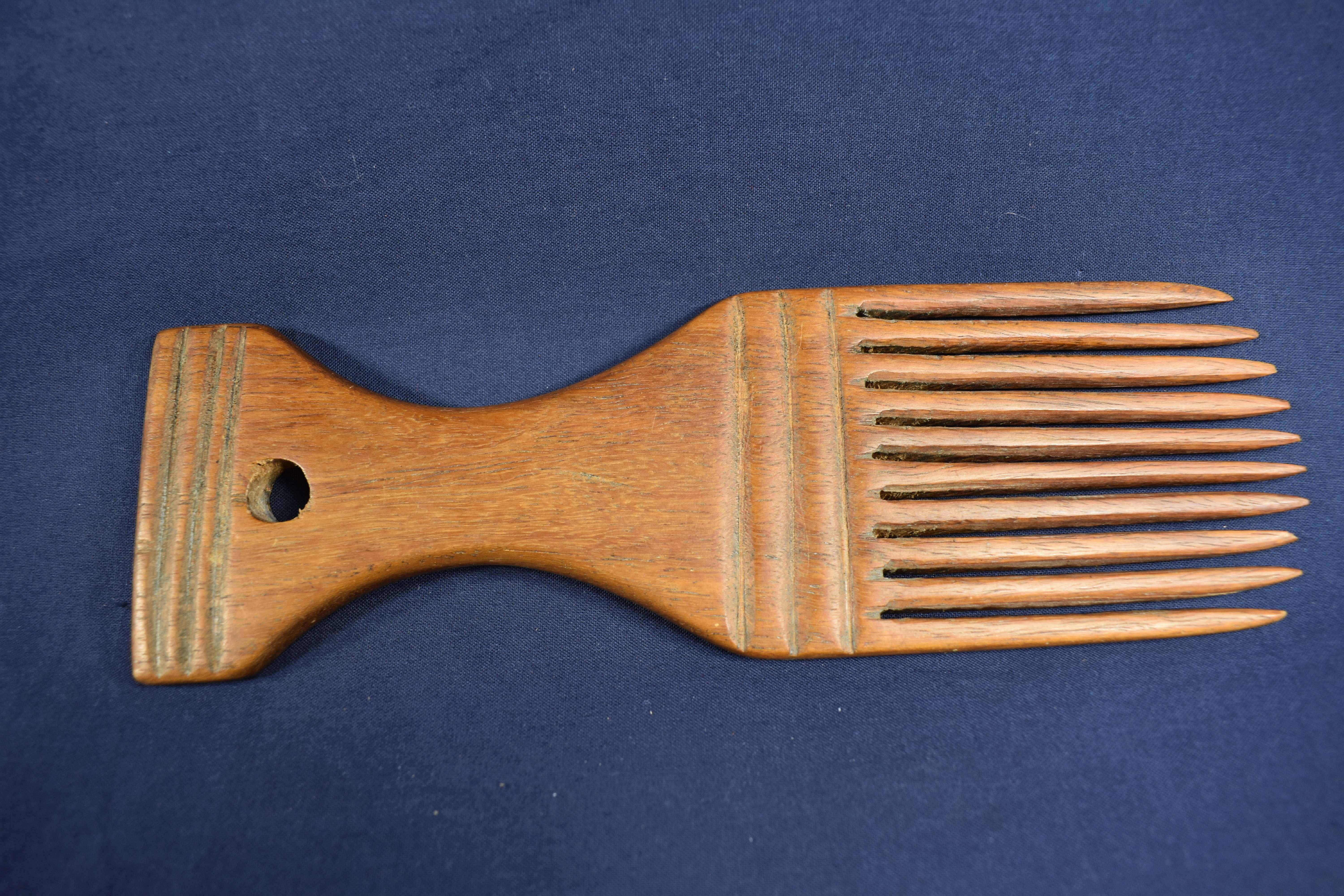Voir photo 3 de Petit masque Africain avec incrustations d'os, longueur 24 et largeur 6 cm, et peigne en bois longueur 27 et largeur 7 cm. Petit masque Africain avec incrustations d'os, longueur 24 et largeur 6 cm, et peigne en bois longueur 27 et largeur 7 cm. Bon état reconditionné photo 3