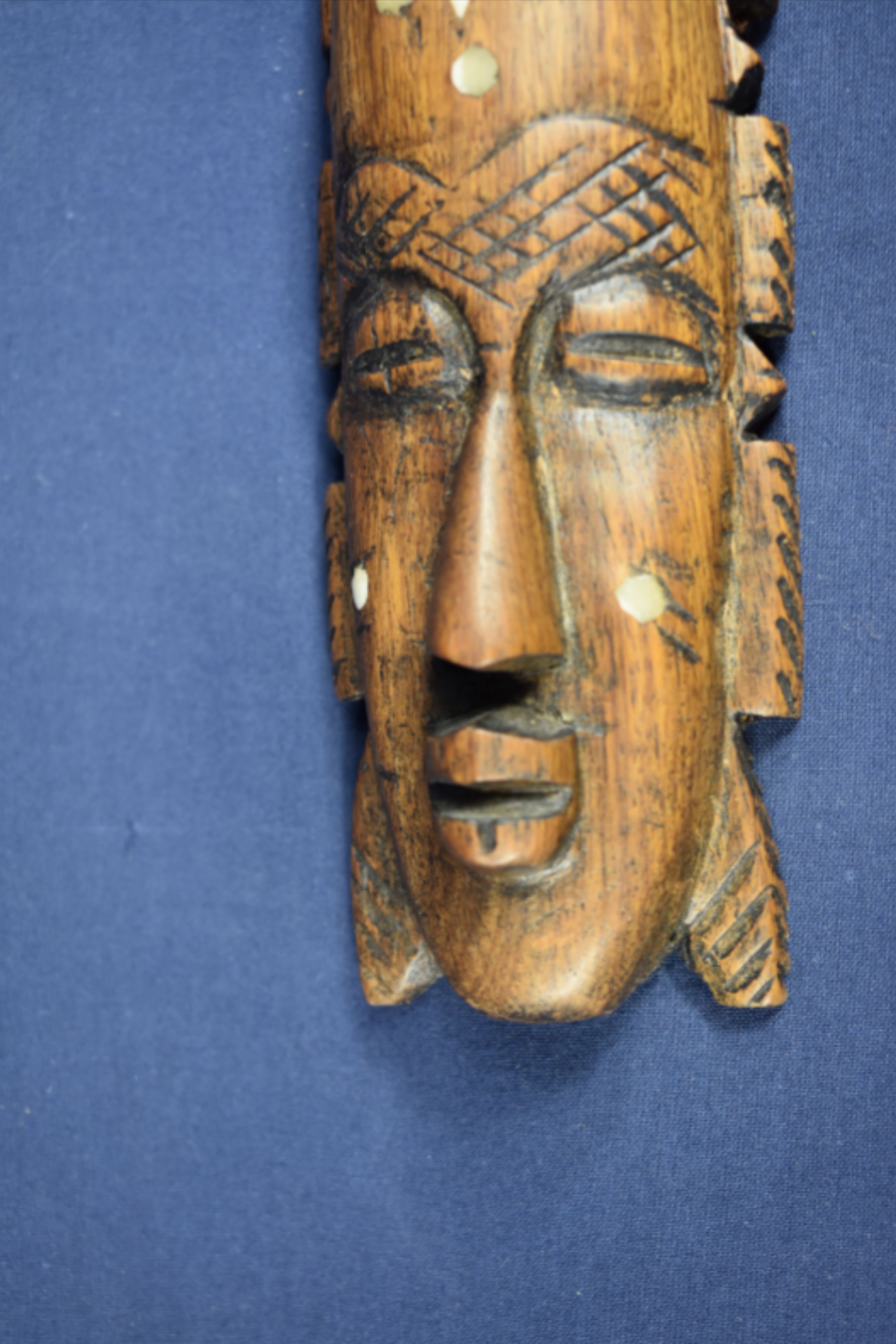 Voir photo 4 de Petit masque Africain avec incrustations d'os, longueur 24 et largeur 6 cm, et peigne en bois longueur 27 et largeur 7 cm. Petit masque Africain avec incrustations d'os, longueur 24 et largeur 6 cm, et peigne en bois longueur 27 et largeur 7 cm. Bon état reconditionné photo 4