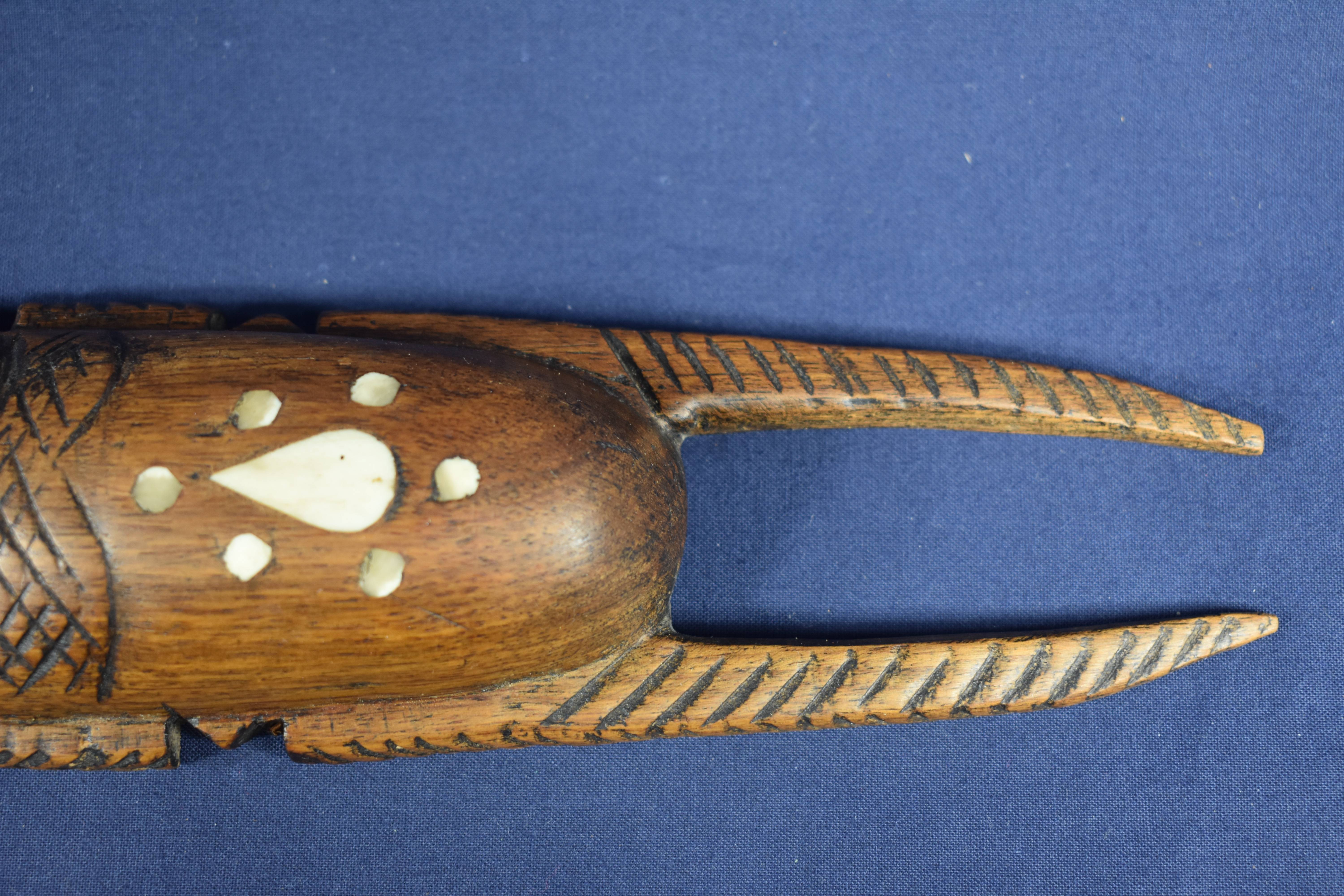 Voir photo 5 de Petit masque Africain avec incrustations d'os, longueur 24 et largeur 6 cm, et peigne en bois longueur 27 et largeur 7 cm. Petit masque Africain avec incrustations d'os, longueur 24 et largeur 6 cm, et peigne en bois longueur 27 et largeur 7 cm. Bon état reconditionné photo 5