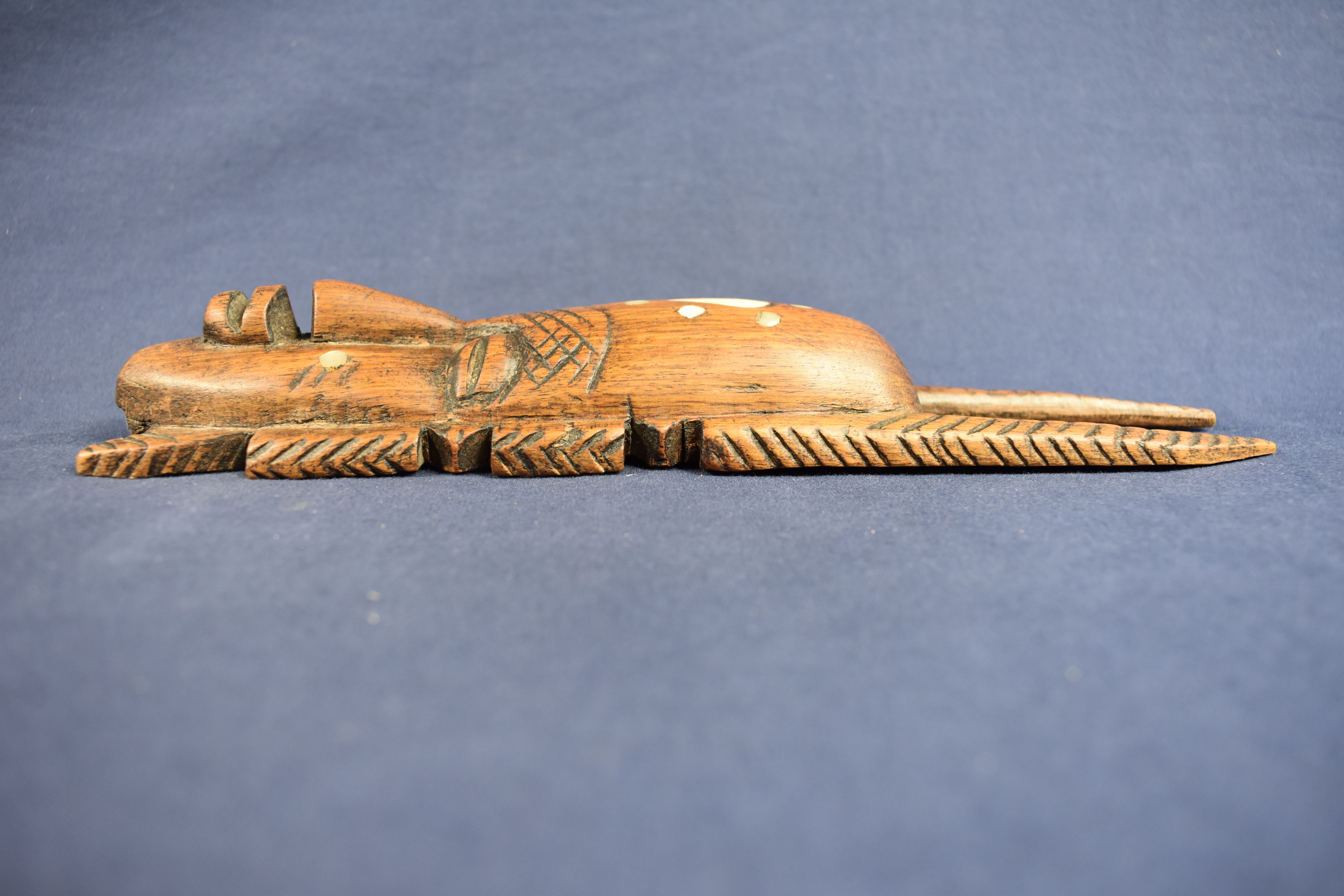 Voir photo 6 de Petit masque Africain avec incrustations d'os, longueur 24 et largeur 6 cm, et peigne en bois longueur 27 et largeur 7 cm. Petit masque Africain avec incrustations d'os, longueur 24 et largeur 6 cm, et peigne en bois longueur 27 et largeur 7 cm. Bon état reconditionné photo 6