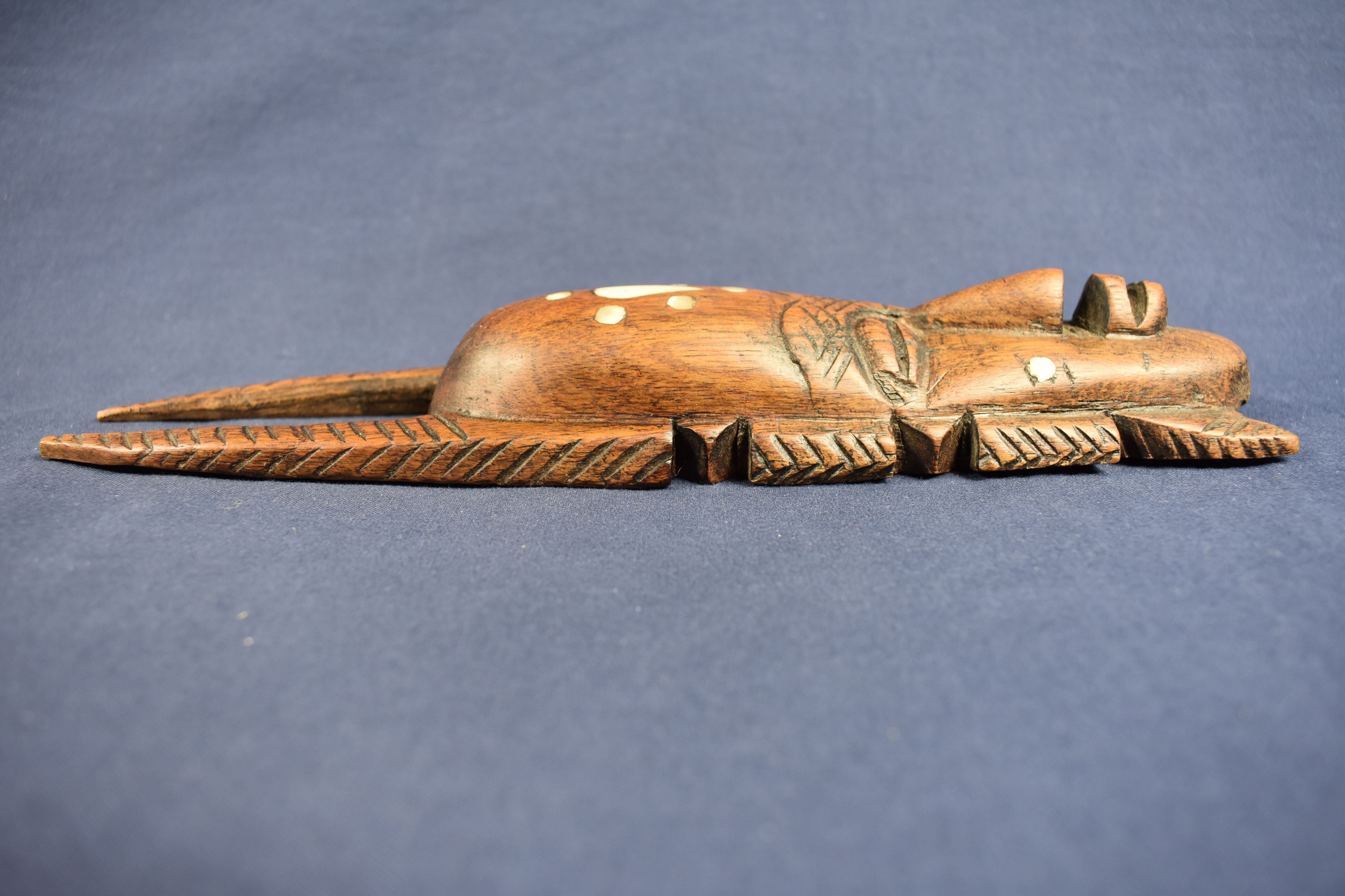 Voir photo 7 de Petit masque Africain avec incrustations d'os, longueur 24 et largeur 6 cm, et peigne en bois longueur 27 et largeur 7 cm. Petit masque Africain avec incrustations d'os, longueur 24 et largeur 6 cm, et peigne en bois longueur 27 et largeur 7 cm. Bon état reconditionné photo 7