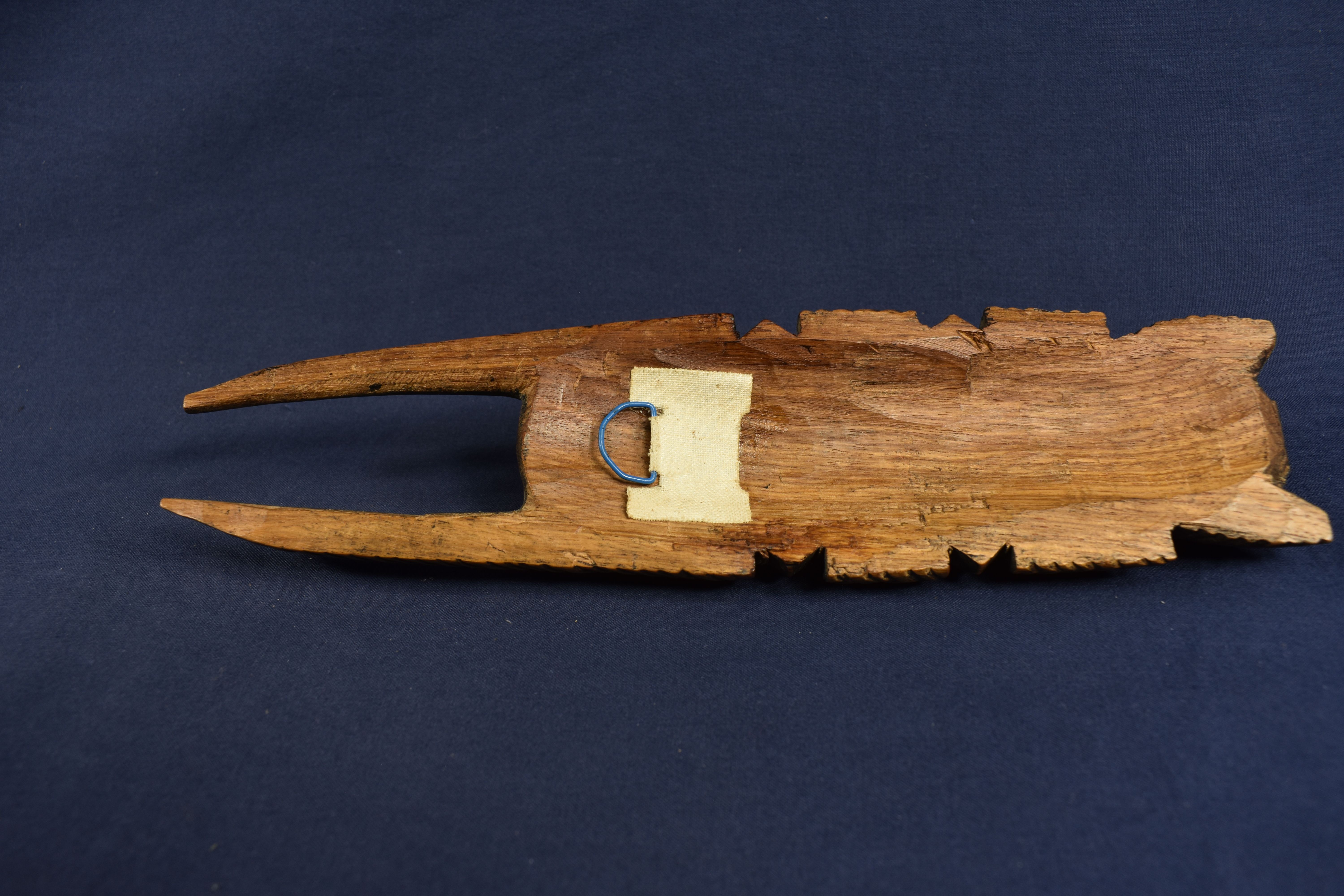 Voir photo 8 de Petit masque Africain avec incrustations d'os, longueur 24 et largeur 6 cm, et peigne en bois longueur 27 et largeur 7 cm. Petit masque Africain avec incrustations d'os, longueur 24 et largeur 6 cm, et peigne en bois longueur 27 et largeur 7 cm. Bon état reconditionné photo 8