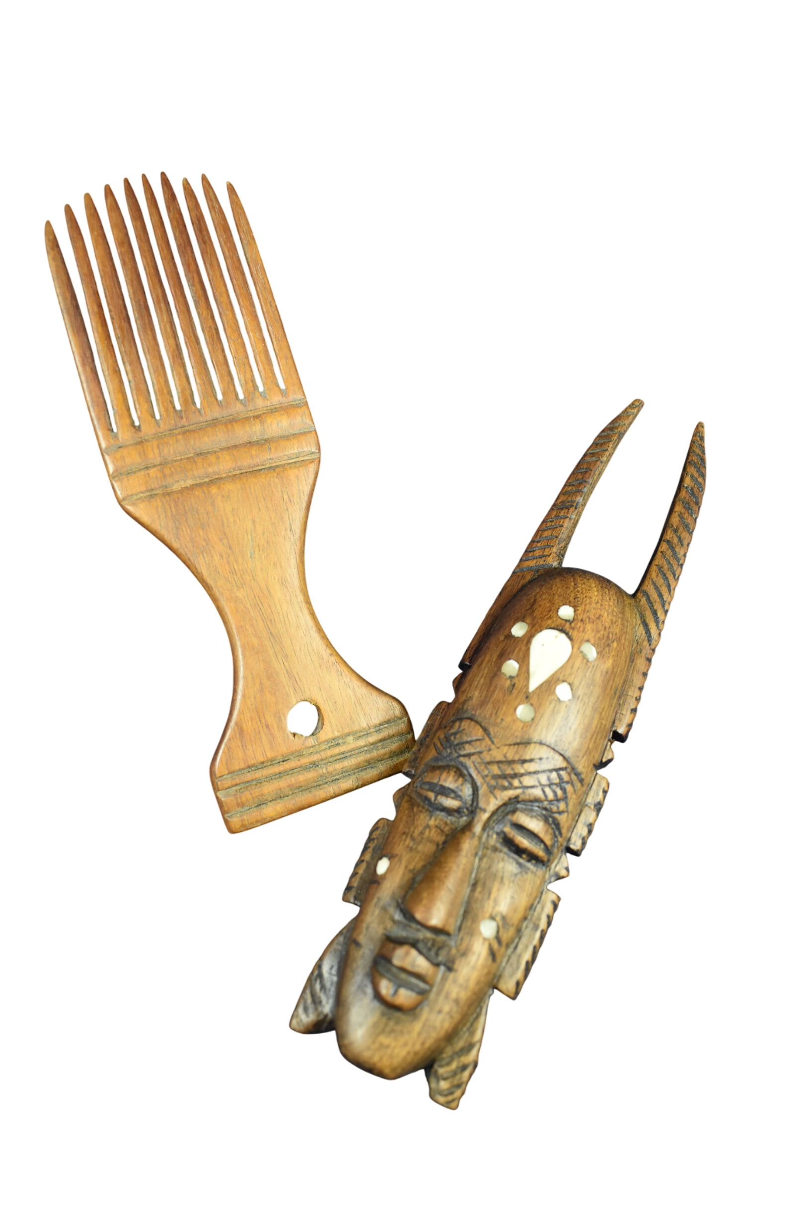 Petit masque Africain avec incrustations d'os, longueur 24 et largeur 6 cm, et peigne en bois longueur 27 et largeur 7 cm. Bon état - 27,00 € Petit masque Africain avec incrustations d'os, longueur 24 et largeur 6 cm, et peigne en bois longueur 27 et largeur 7 cm. Bon état reconditionné disponible sur Label Emmaüs