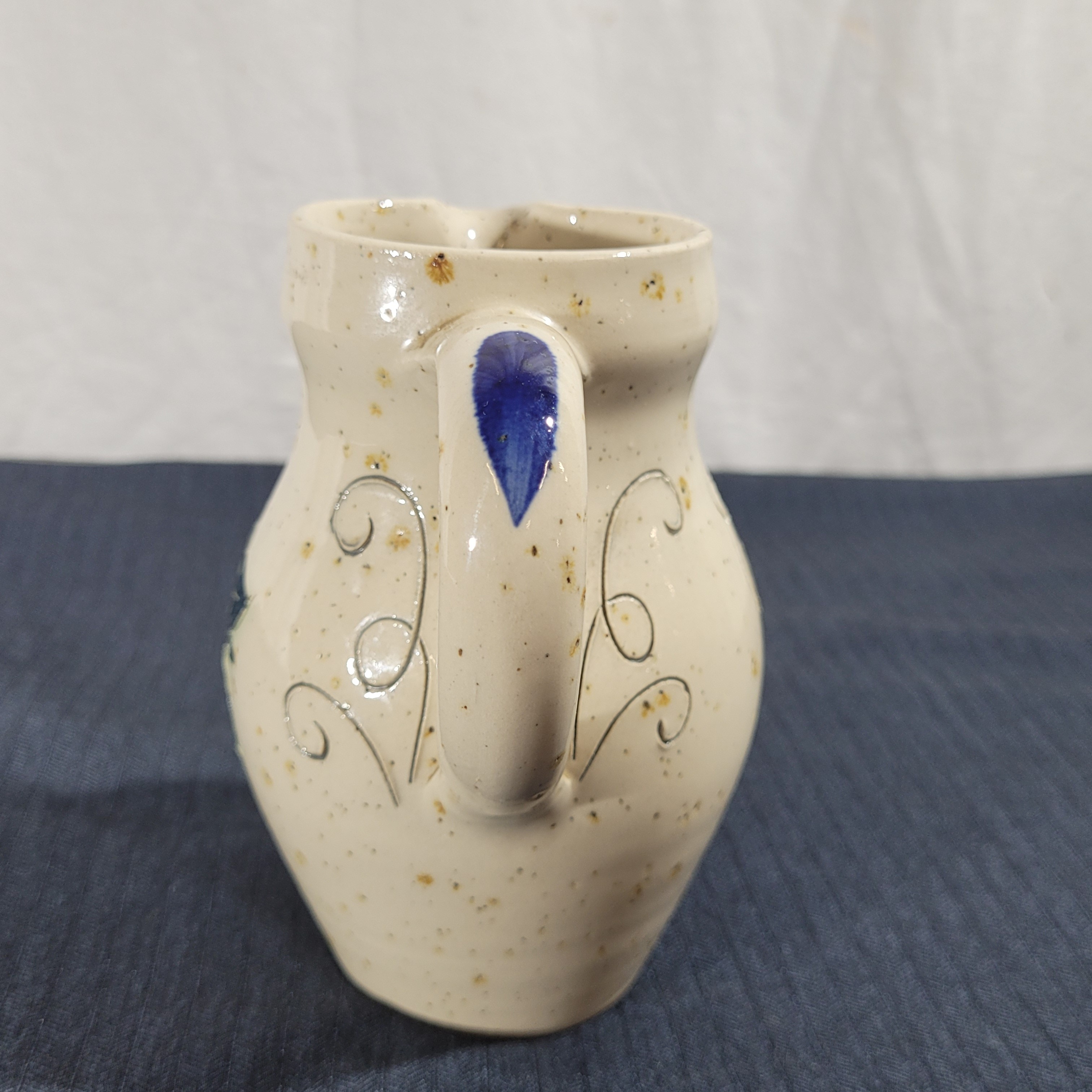 Voir photo 3 de Petit pichet en grès d'Alsace vernissé – Décor grappe de raisin incisé – Signé MA Giraud – H 14,5 cm Petit pichet en grès d'Alsace vernissé – Décor grappe de raisin incisé – Signé MA Giraud – H 14,5 cm reconditionné photo 3