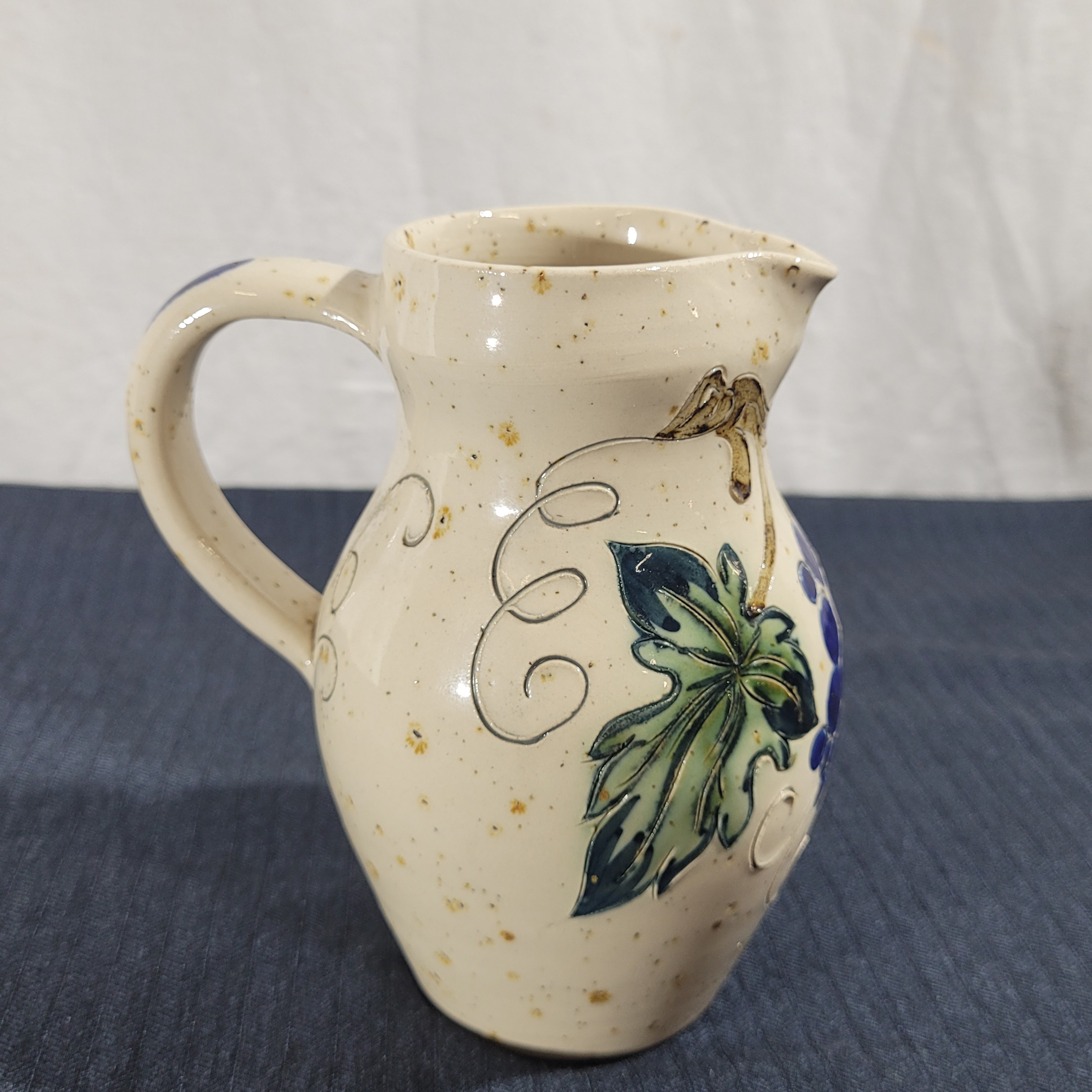 Voir photo 4 de Petit pichet en grès d'Alsace vernissé – Décor grappe de raisin incisé – Signé MA Giraud – H 14,5 cm Petit pichet en grès d'Alsace vernissé – Décor grappe de raisin incisé – Signé MA Giraud – H 14,5 cm reconditionné photo 4