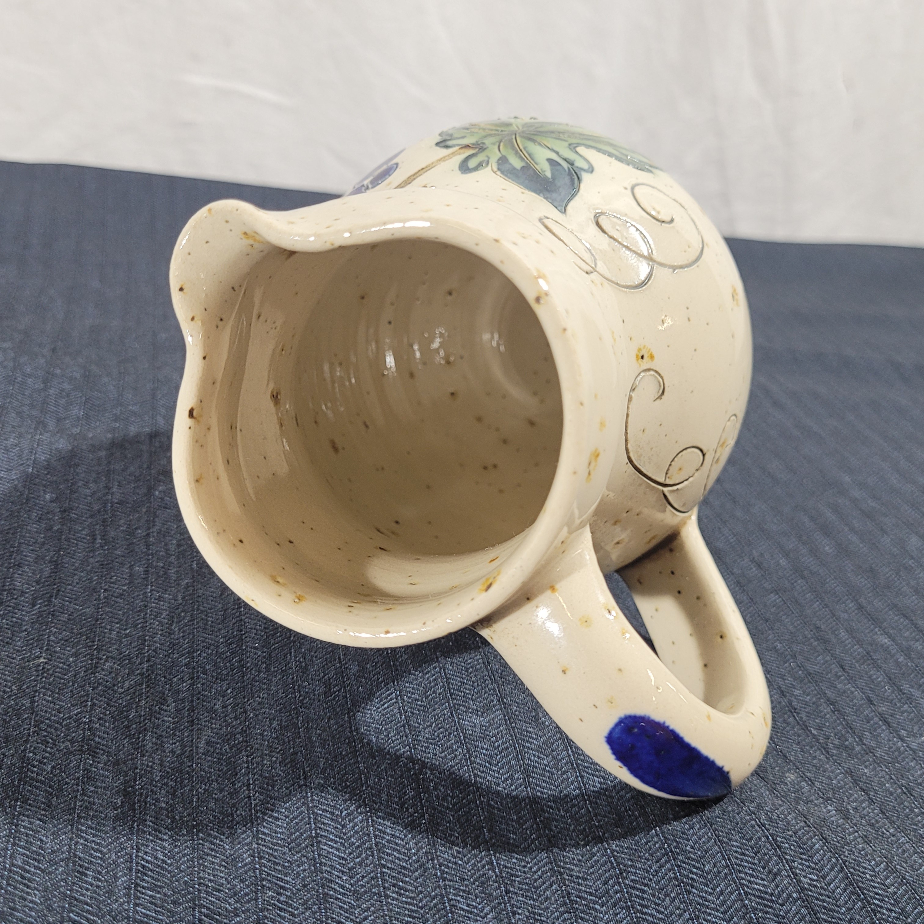 Voir photo 6 de Petit pichet en grès d'Alsace vernissé – Décor grappe de raisin incisé – Signé MA Giraud – H 14,5 cm Petit pichet en grès d'Alsace vernissé – Décor grappe de raisin incisé – Signé MA Giraud – H 14,5 cm reconditionné photo 6